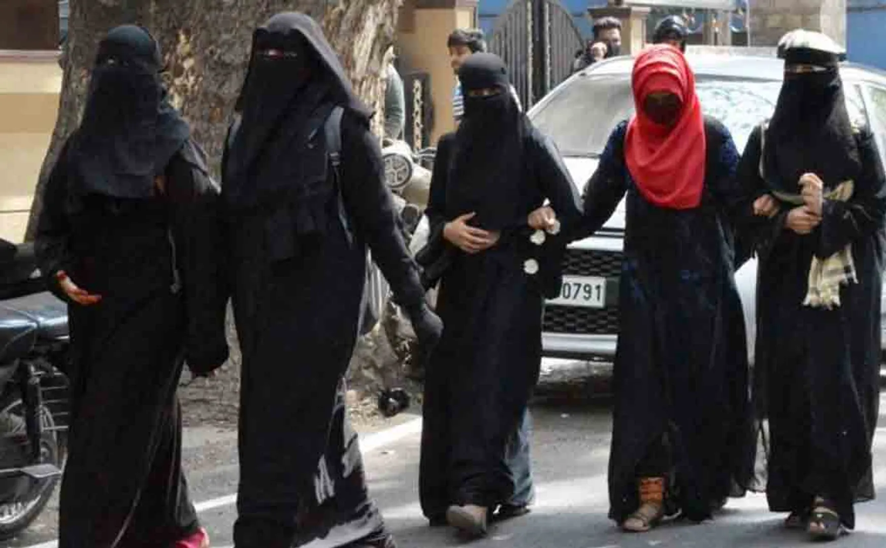 Girls are banned from wearing hijab in Mumbai