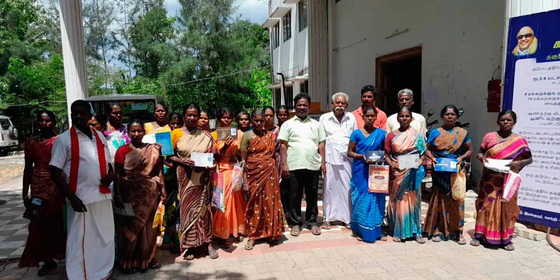 Irregularity in poverty line list; People besieged the union office