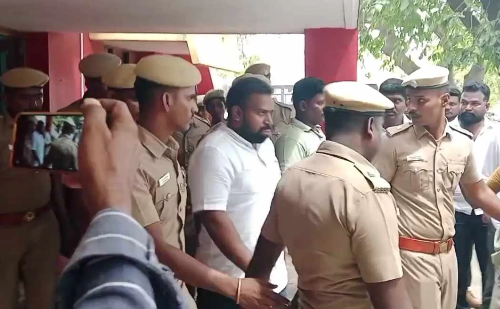 Congress executive arrested for threatening businessman