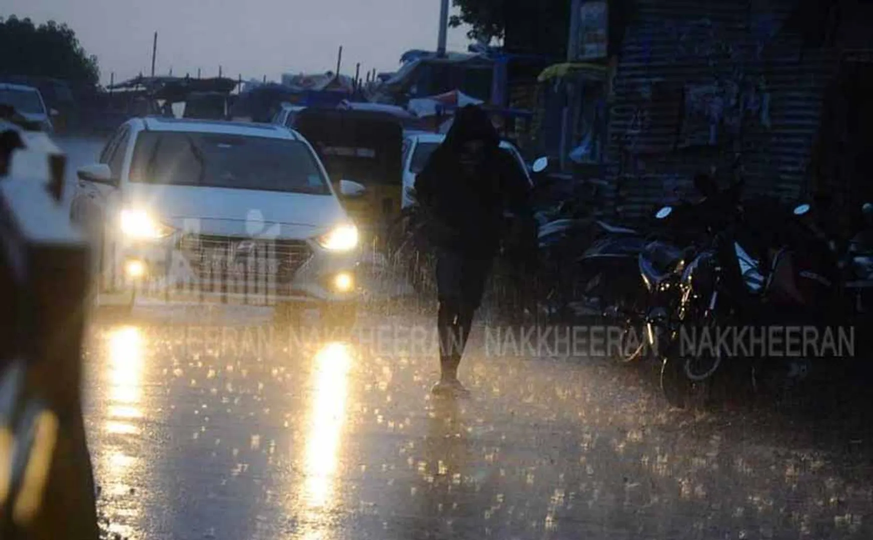 Heavy rain with thunder and lightning in Chennai