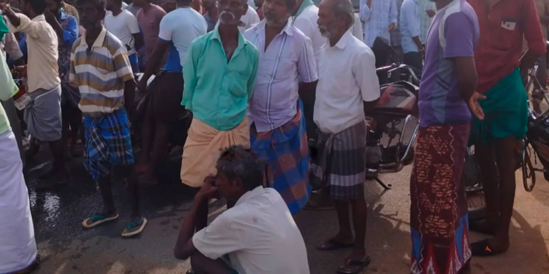 Banners are removed; The vck involved in the roadblock