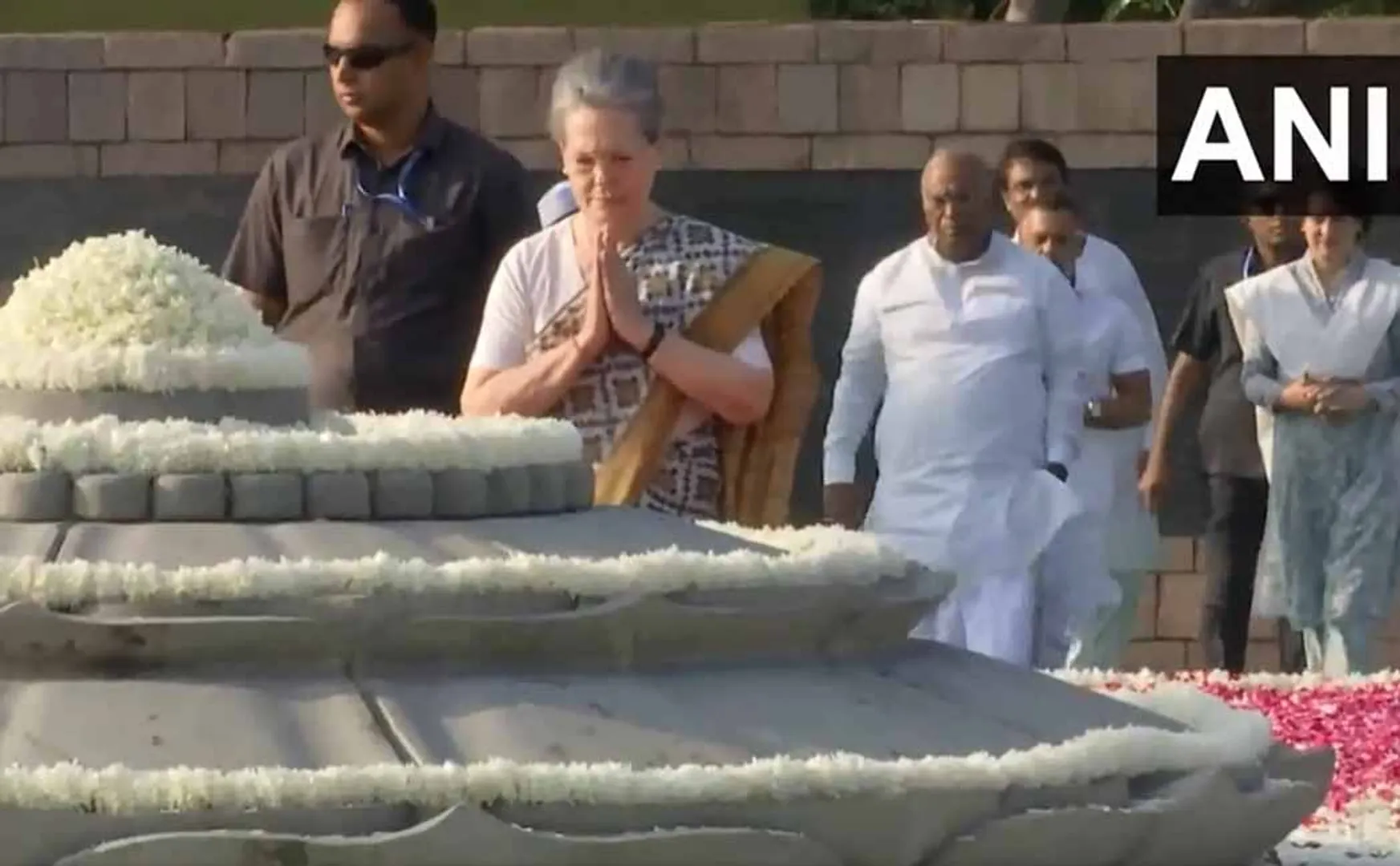 Former Prime Minister Rajiv Gandhi's Birthday Congress leaders respect