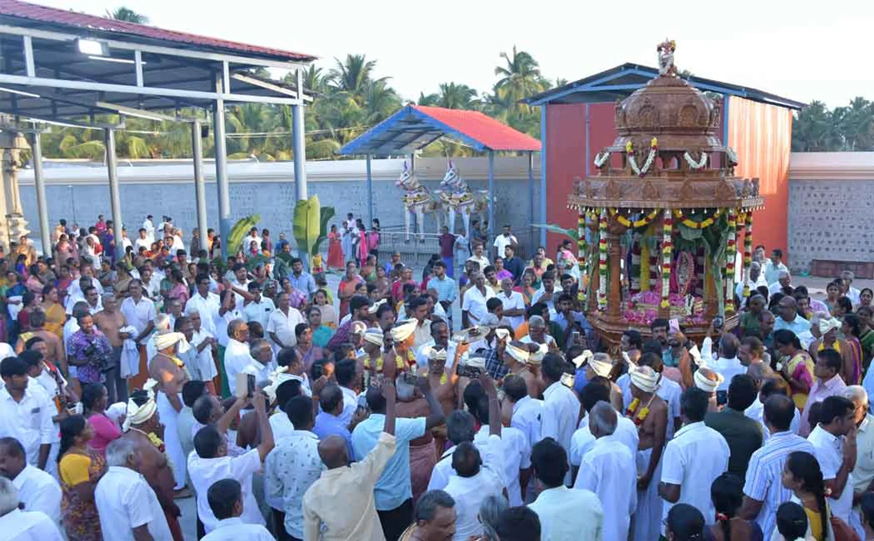 large number of devotees participated Chariot at Rasa Temple