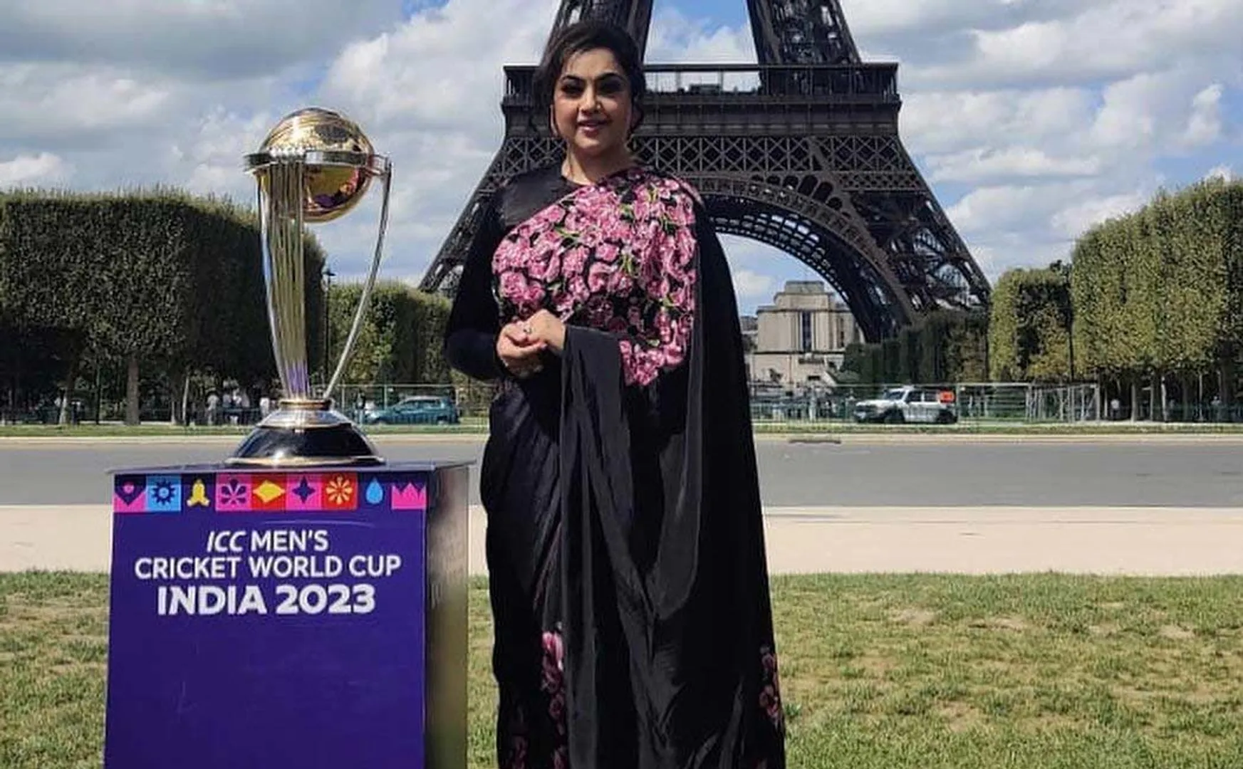 actress meena Unveil the Cricket World Cup 2023 Trophy