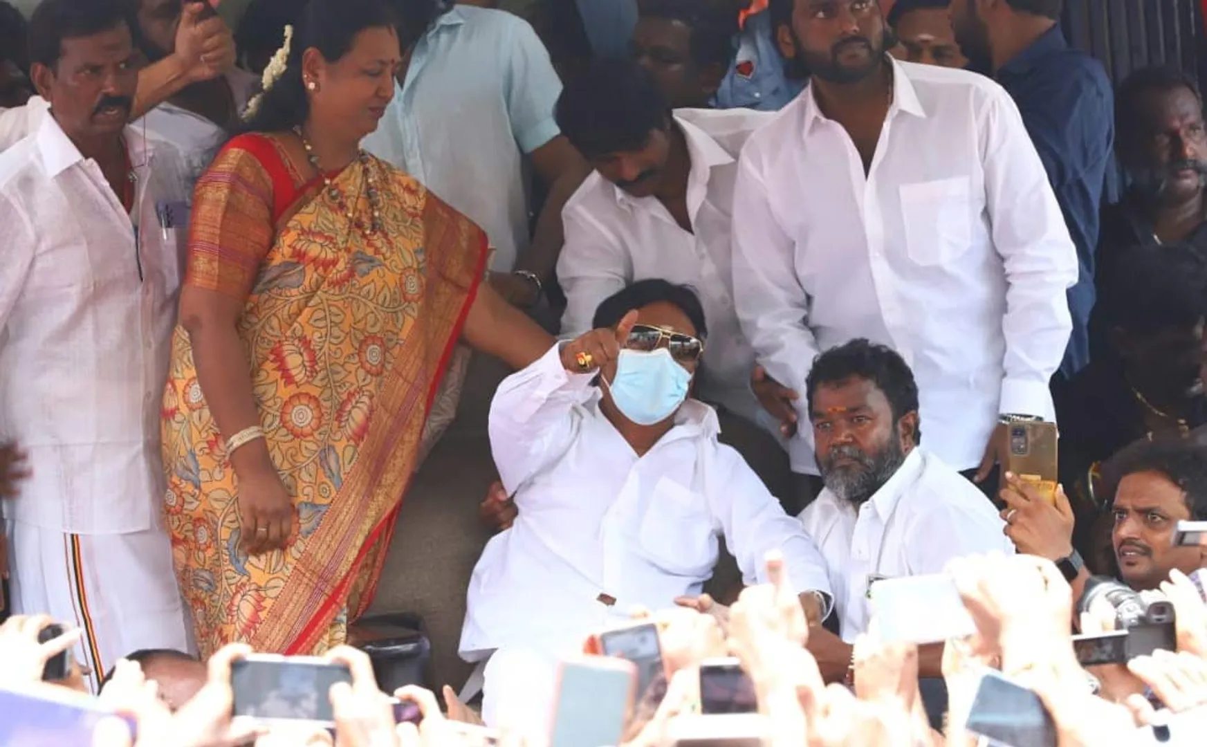 Vijayakanth met the party members on the occasion of his birthday