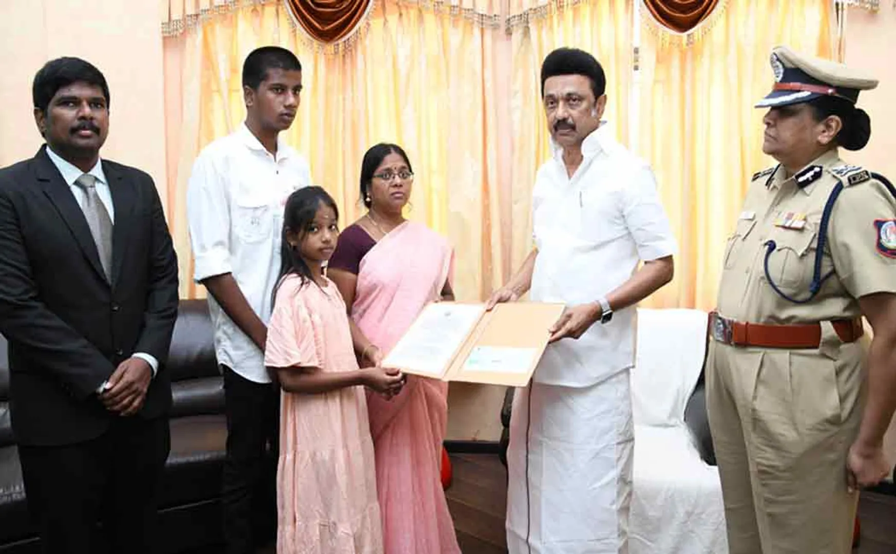 Car the cop Chief Minister who provided relief funds
