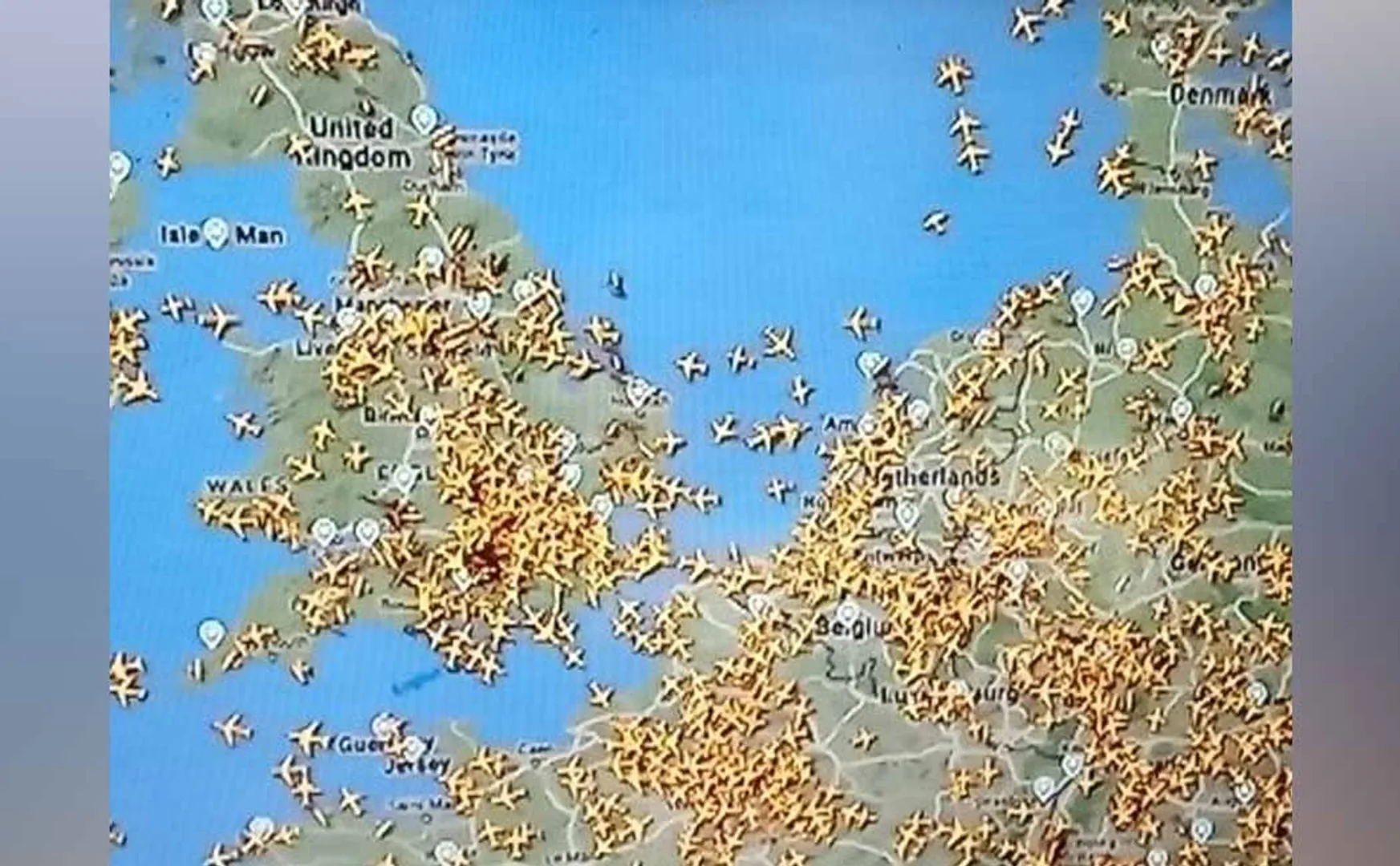  Flight services across Britain are suspended
