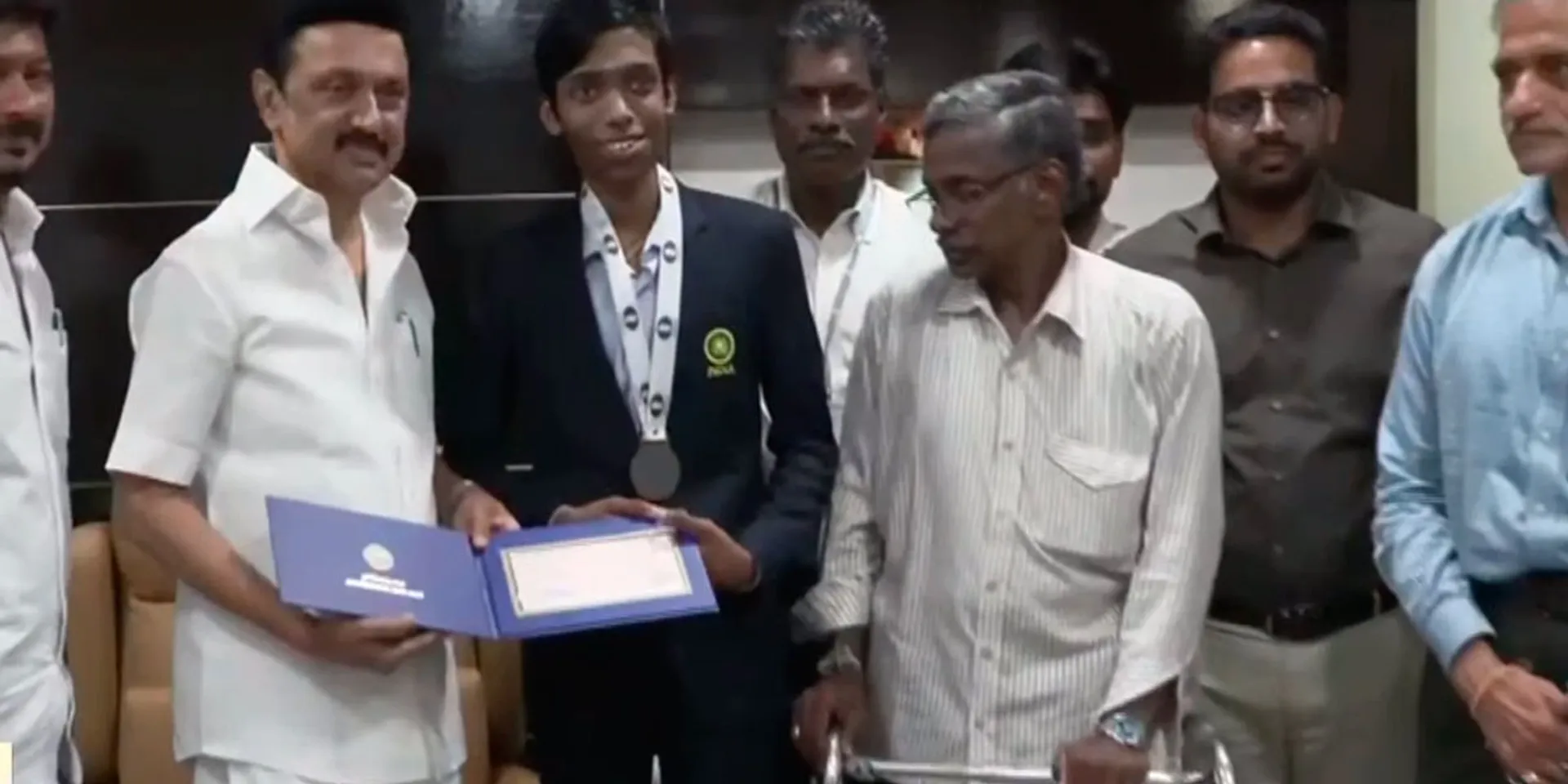 Pragnananda congratulated the Chief Minister; 30 lakh rupees prize