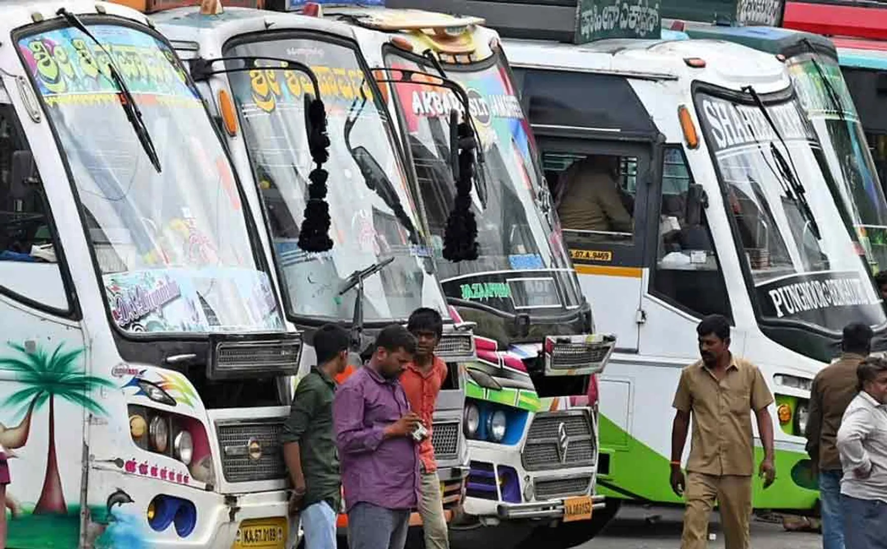  Private buses strike for Opposition to the government plan