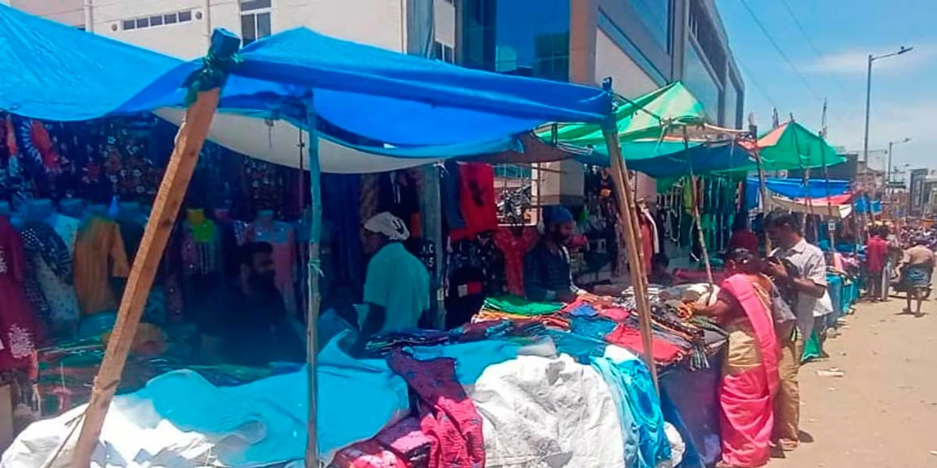  'Textile Market' - not held for 2nd week - Business at roadside shops is booming