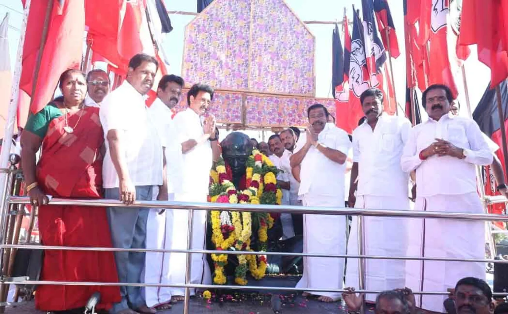 Ministers paid their respects by garlanding Anna statue