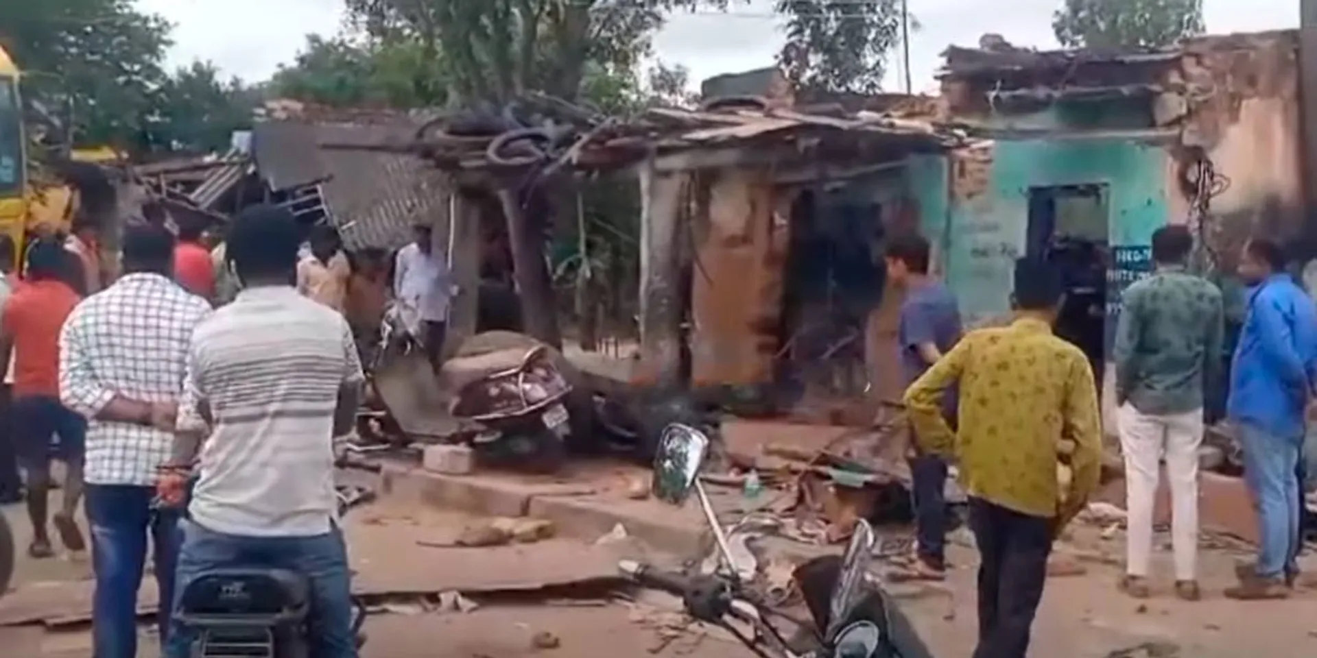 Puncture Shop Accident; 4 people were seriously injured