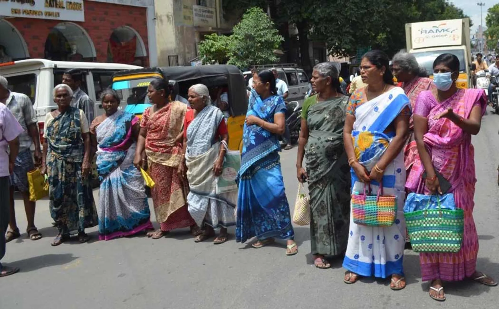 Women suddenly blocked the road demanding magalir urimai thogai
