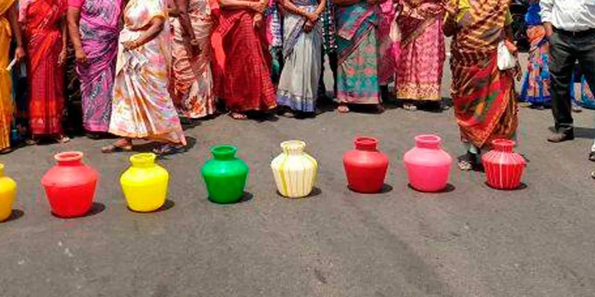 'We want uniform drinking water...'-Public road blockade
