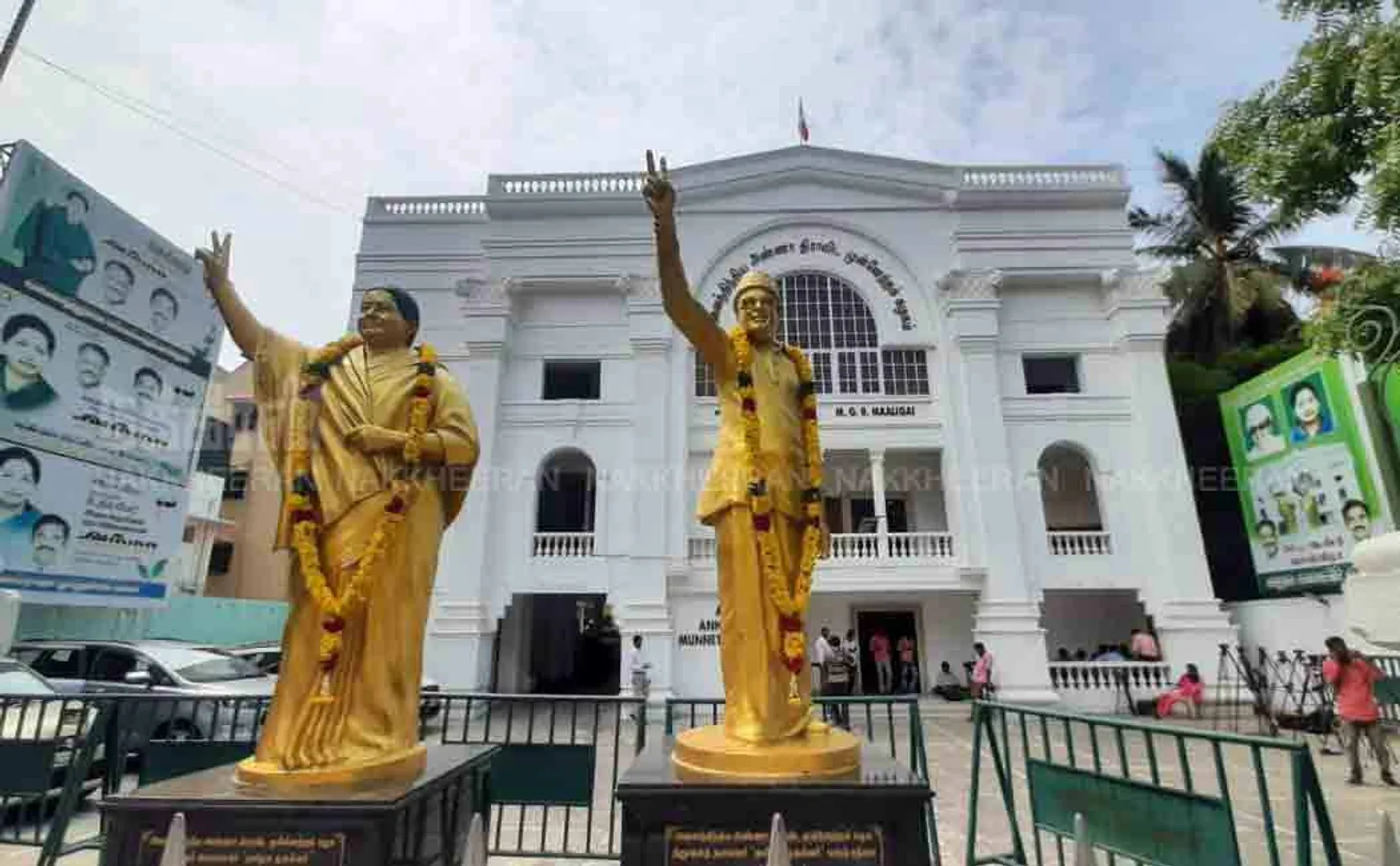 ADMK senior leaders rushed to Delhi