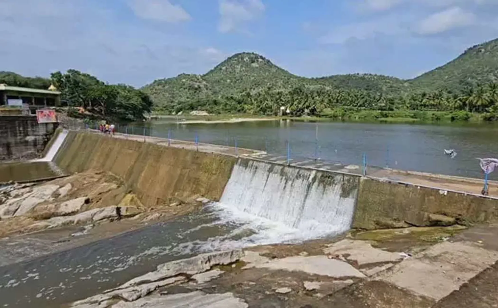 Balaru Pullur barrage is full and rainwater is flowing in Tamil Nadu Bala