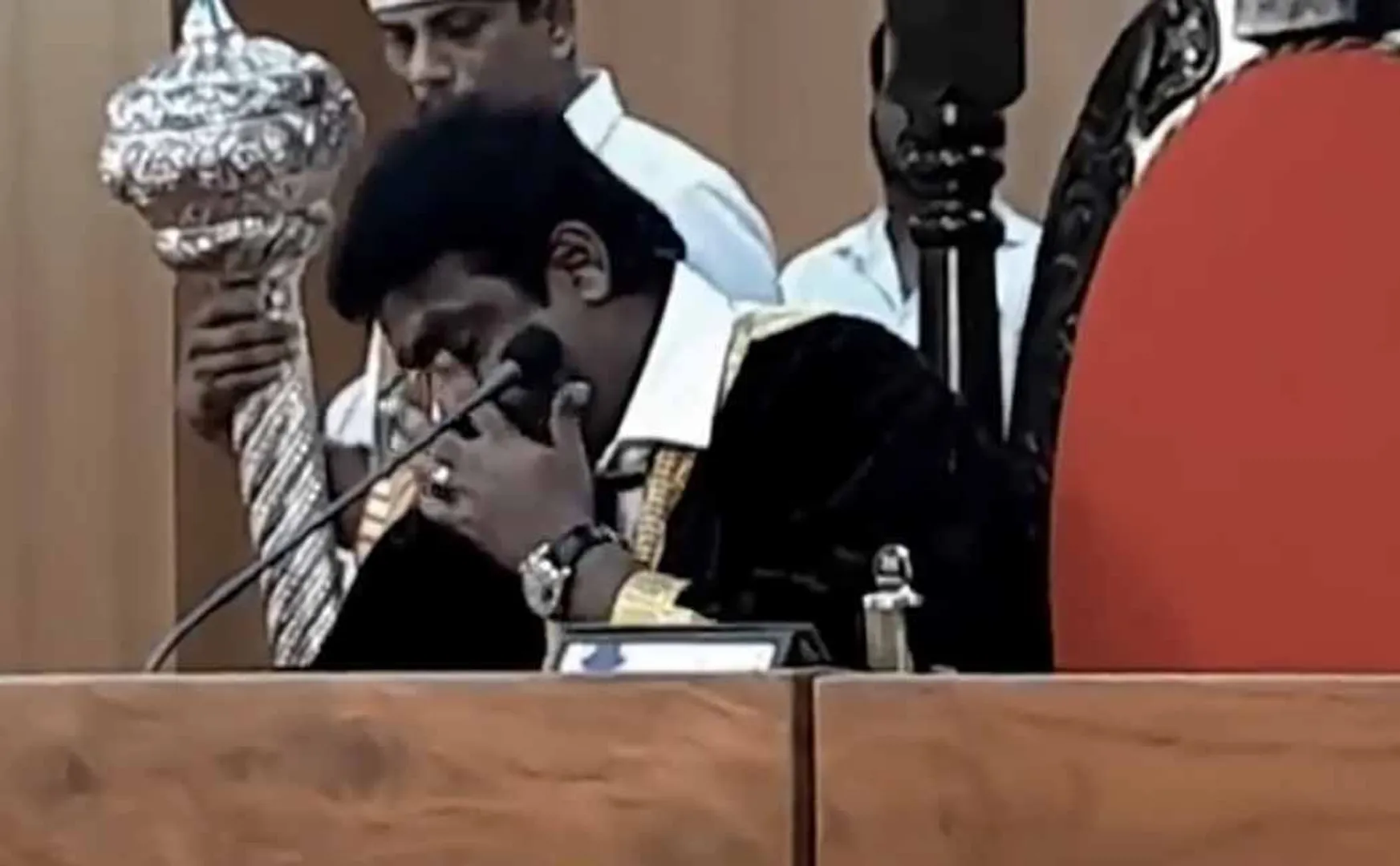  Farewell Commissioner A confused mayor