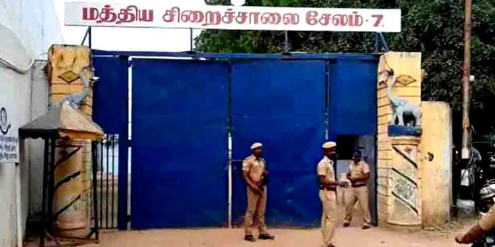  Jail warden suspended for giving lift to prisoner