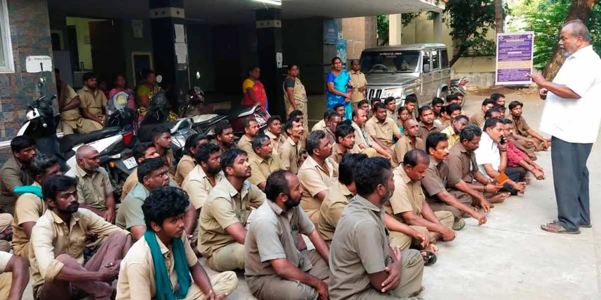 Municipal temporary workers dharna against non-payment of wages