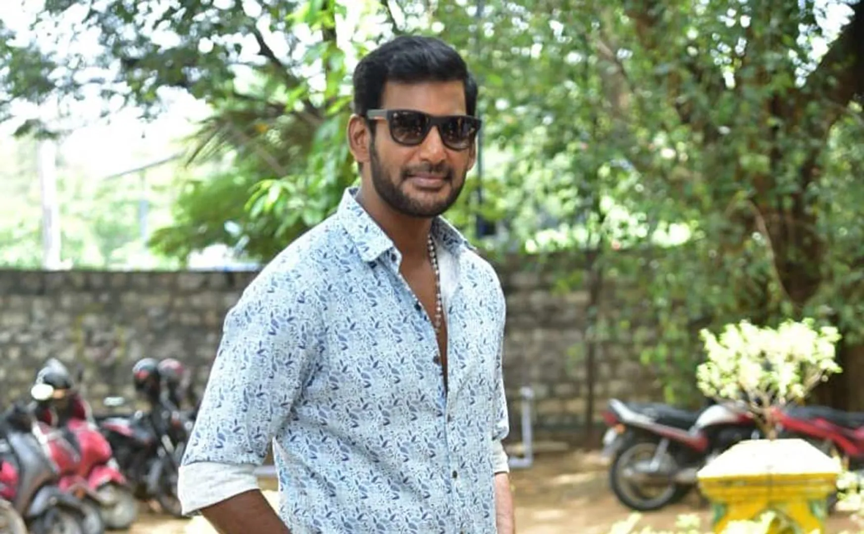 vishal resolved people problem in shooting spot 
