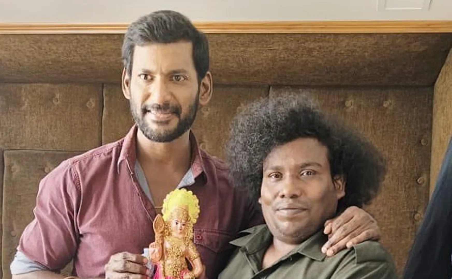 yogi babu gifted murugal idol to vishal 