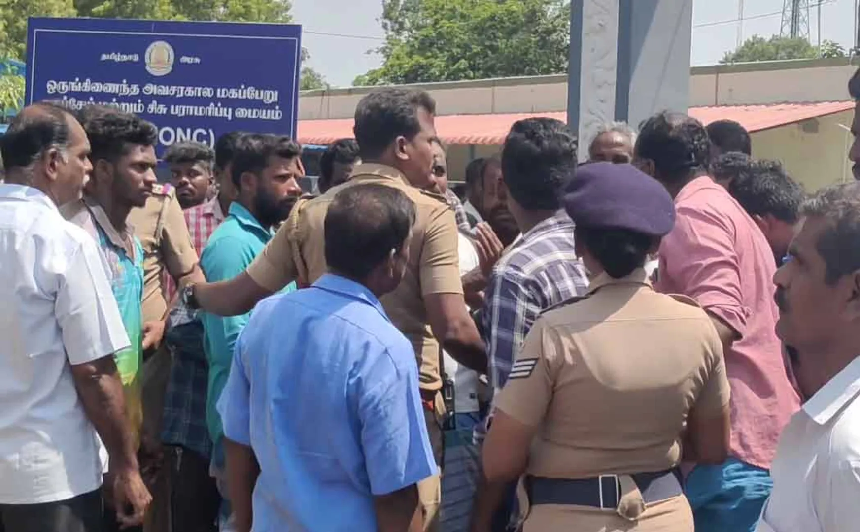 People blocked the road in Kulithalai to condemn the police