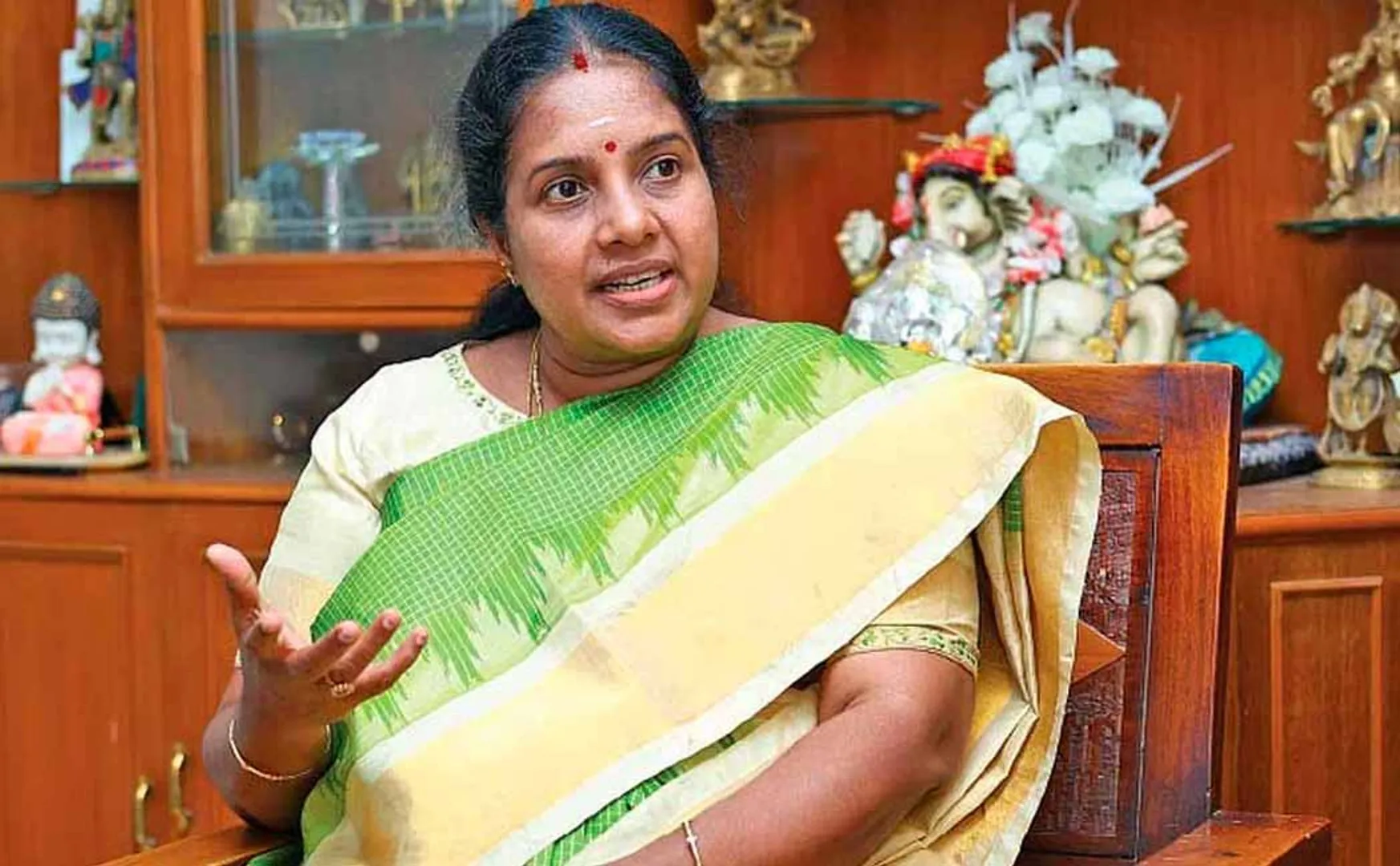 Vanathi Srinivasan comment on sonia gandhi and priyanka gandhi 