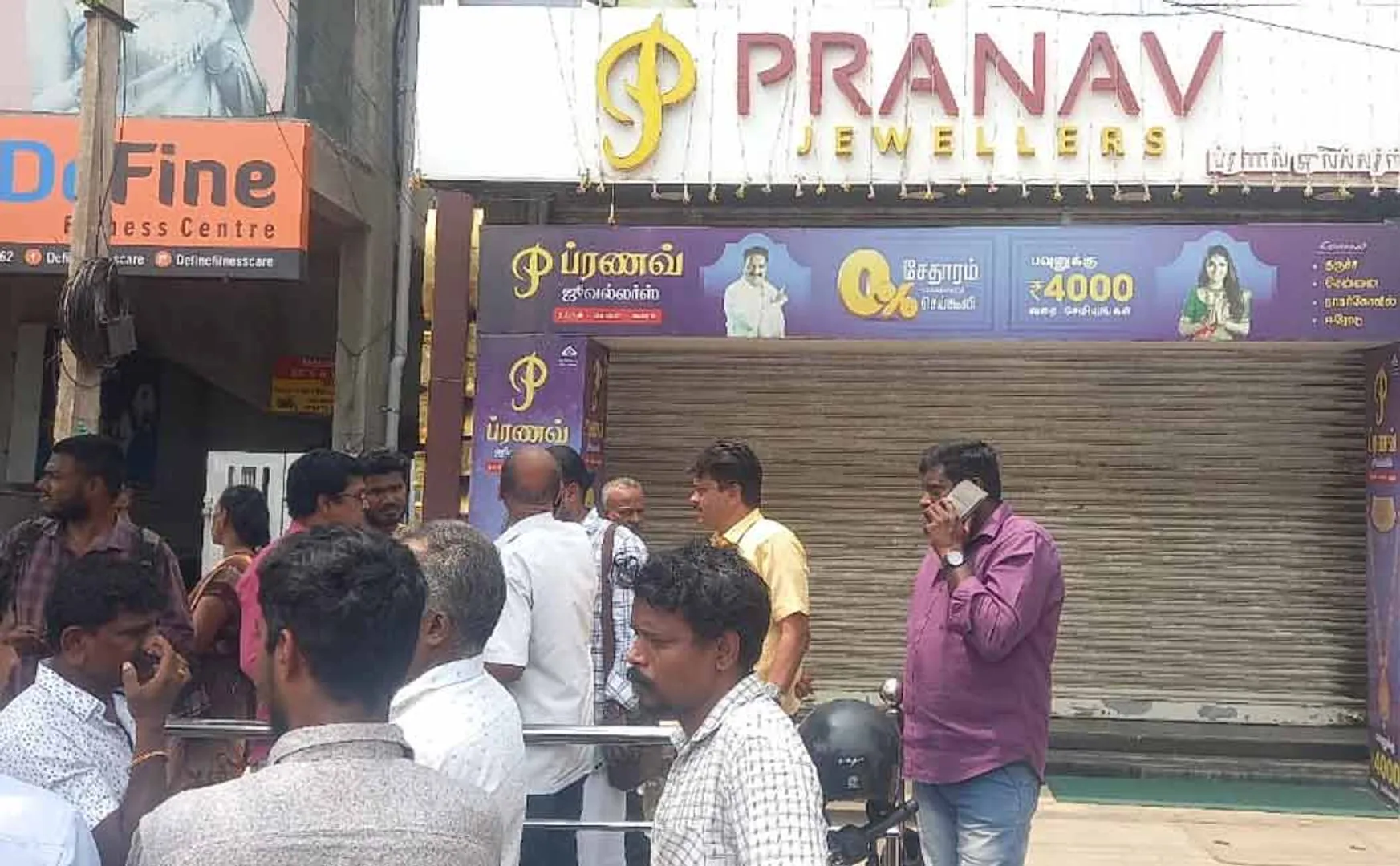 famous jewelry store is under siege for fraud of more than rs 100 crores