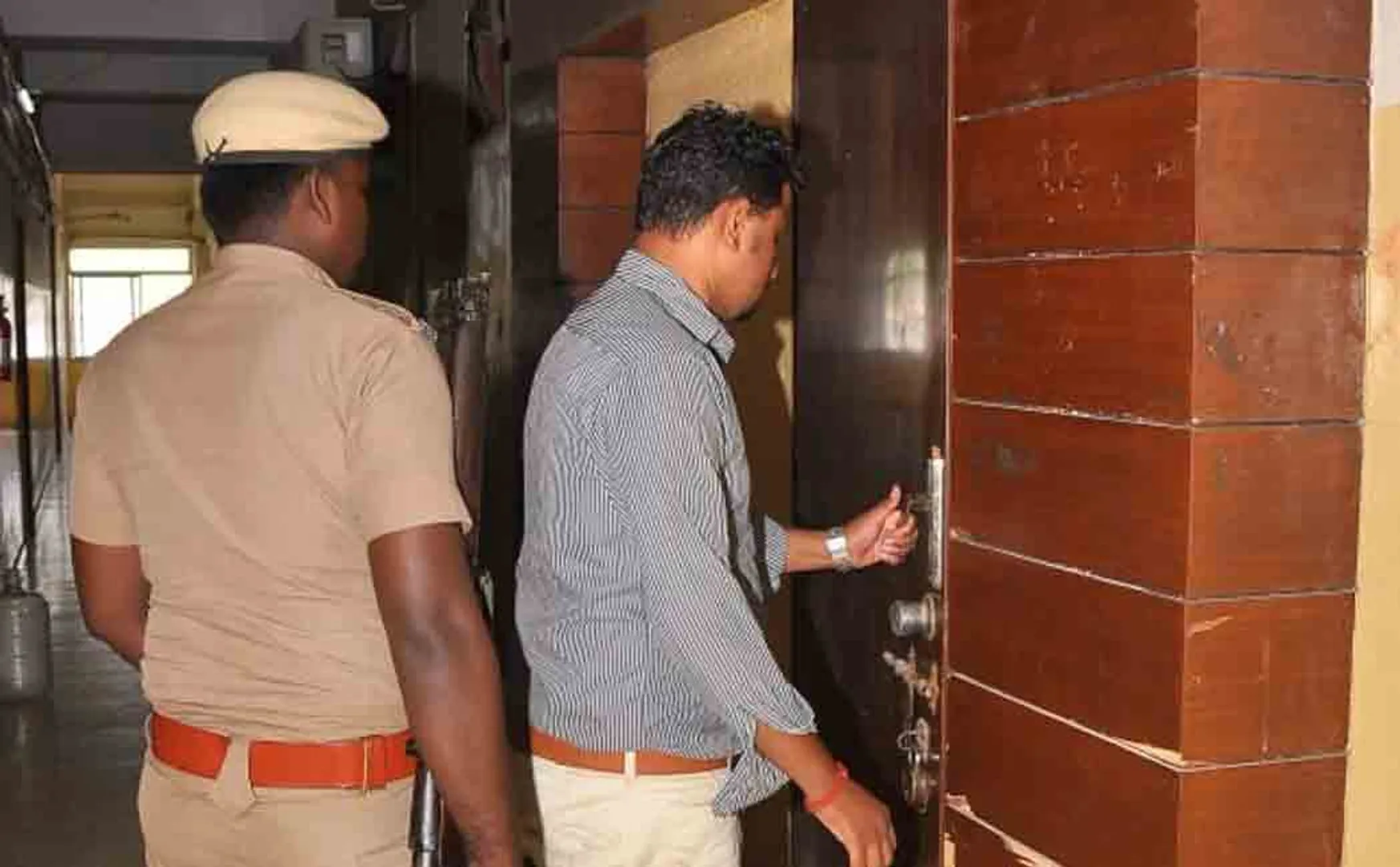 Income Tax officials raid Chennai businessmen's houses (pictures)