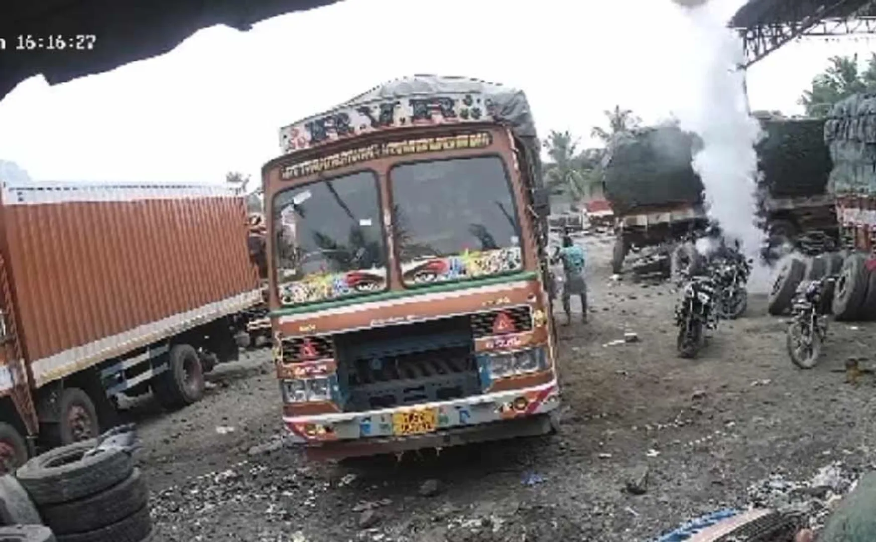 One person passed away in a sudden lorry tyre burst in Salem