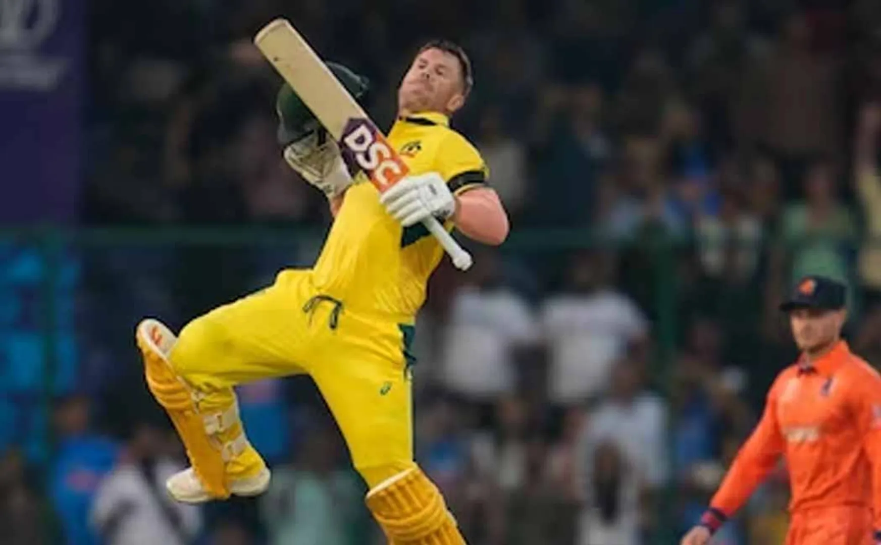 Two centuries.. 399 runs! Aussies are great!