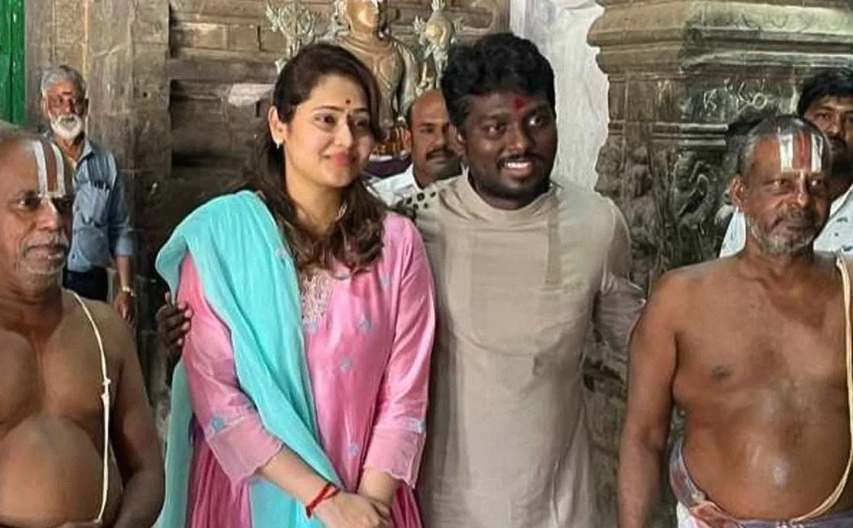 atlee visit temple in thiruvarur with his wife 