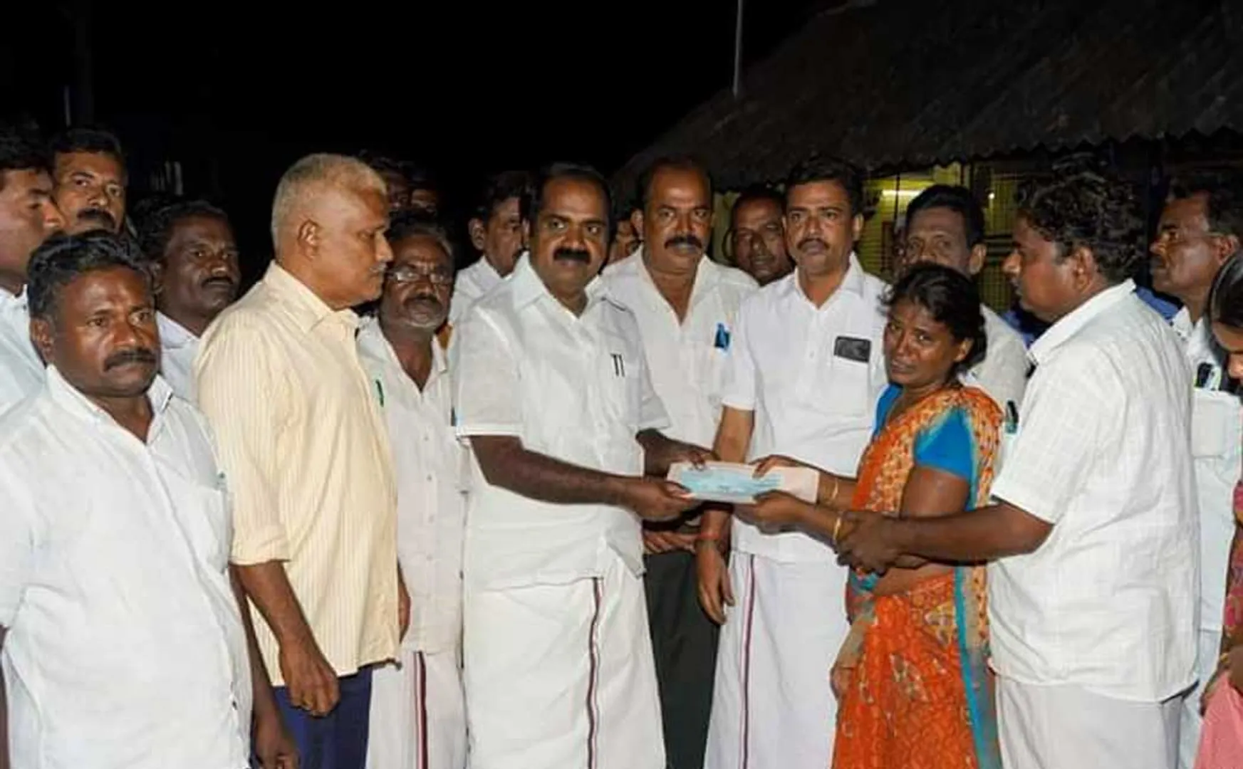 minister meyyanathan gave relief to the farmer's family