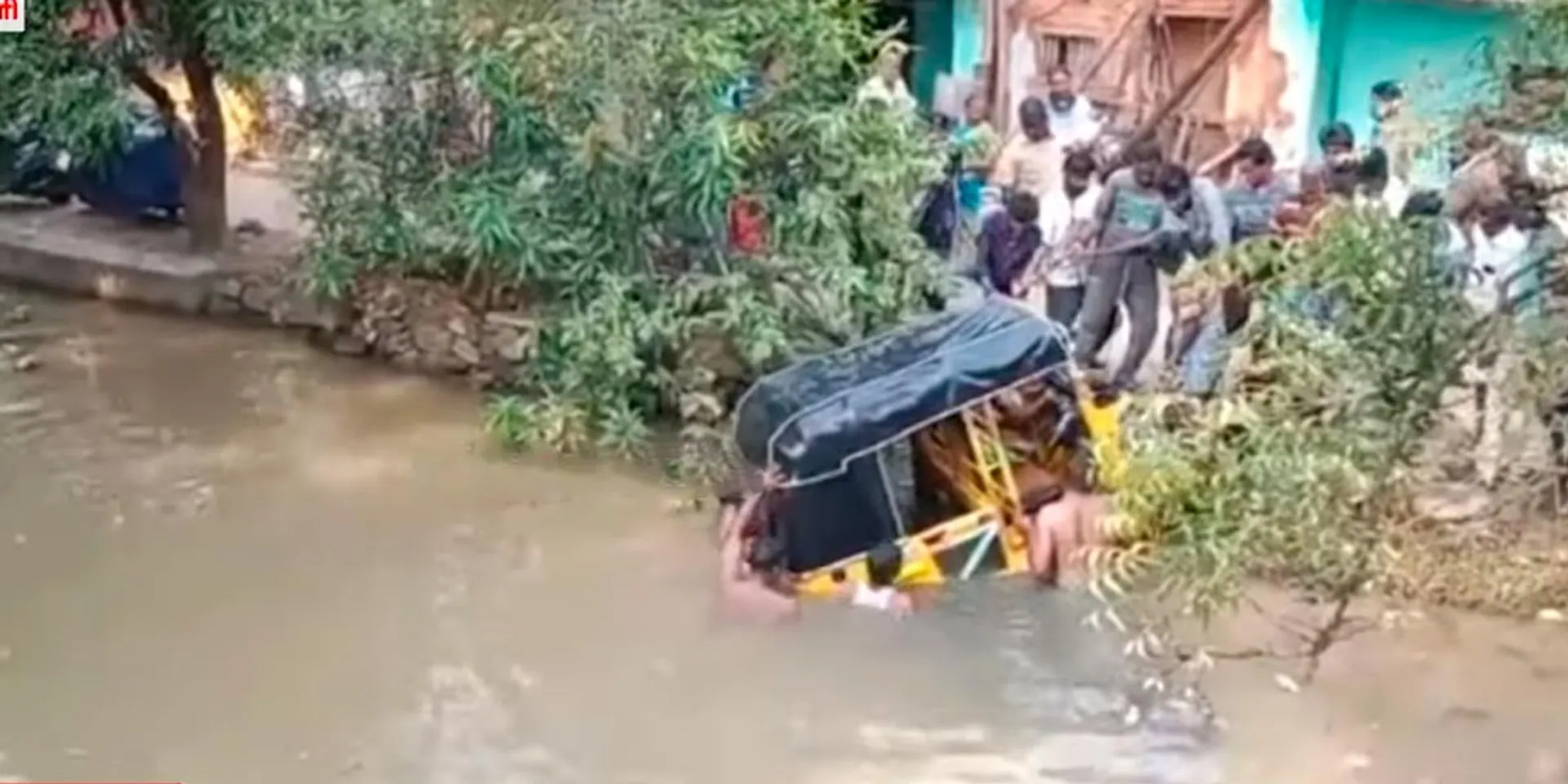 Auto overturned in river; Four people, including the female driver, were rescued after a struggle