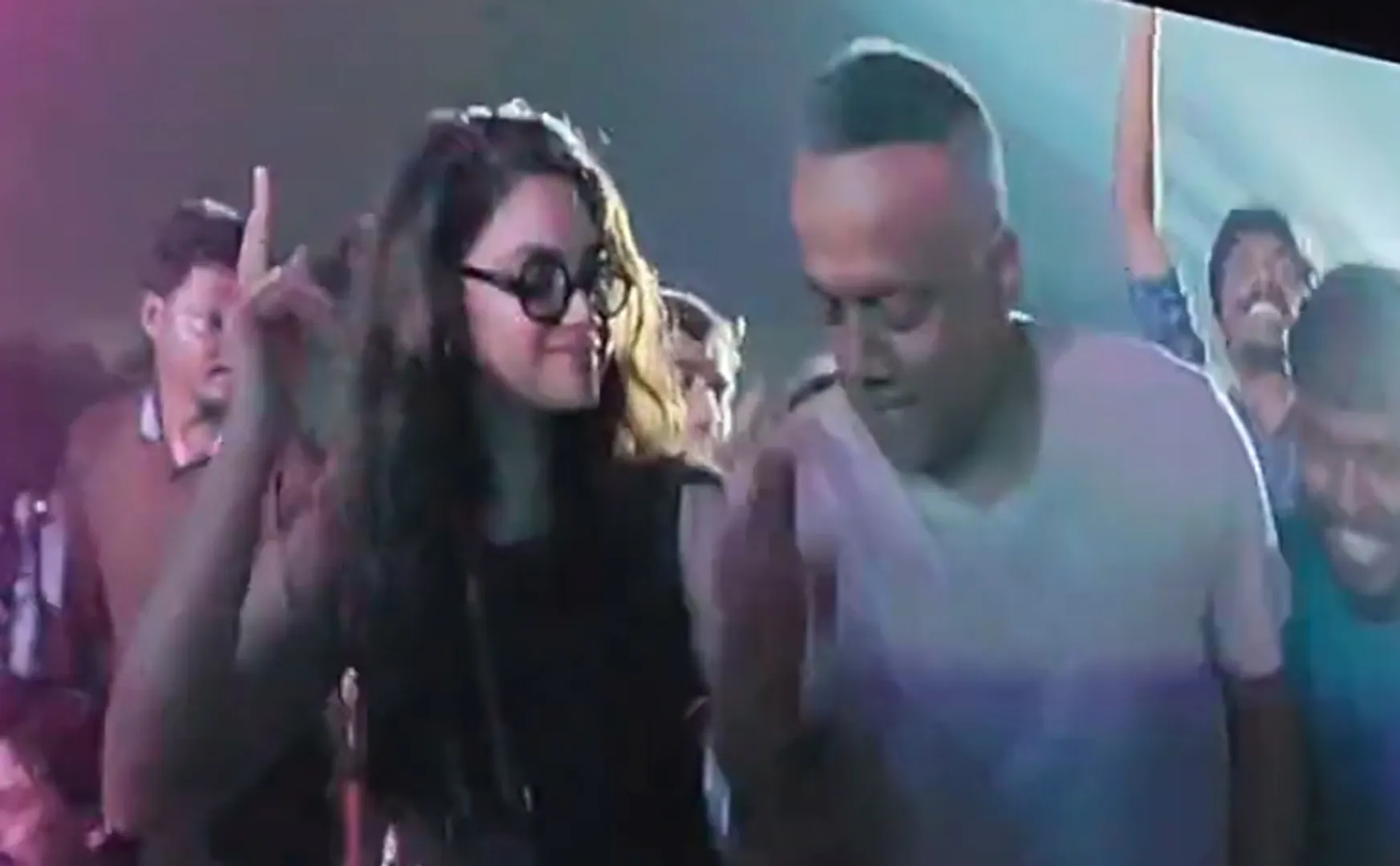 heerthy suresh gautham menon vibe for ajith song in harris jayaraj concert 