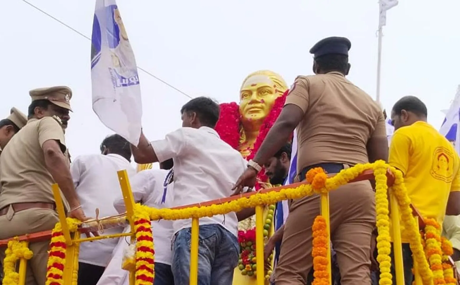 vijay makkal iyakkam ribute to Pasumbon Muthuramalinga Devar statue