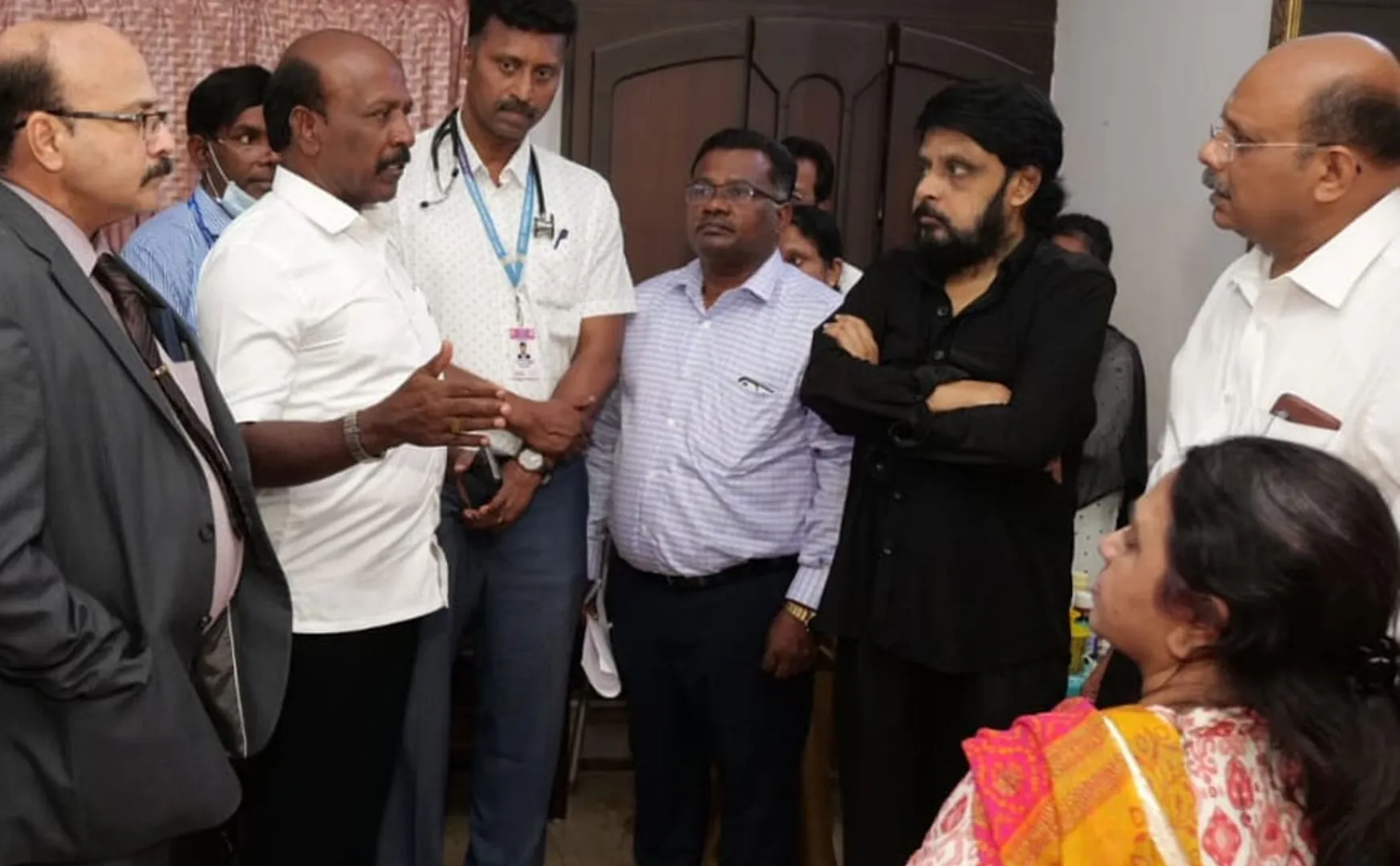 vikraman wife treatment issue minister subramaniyan went director vikraman house 