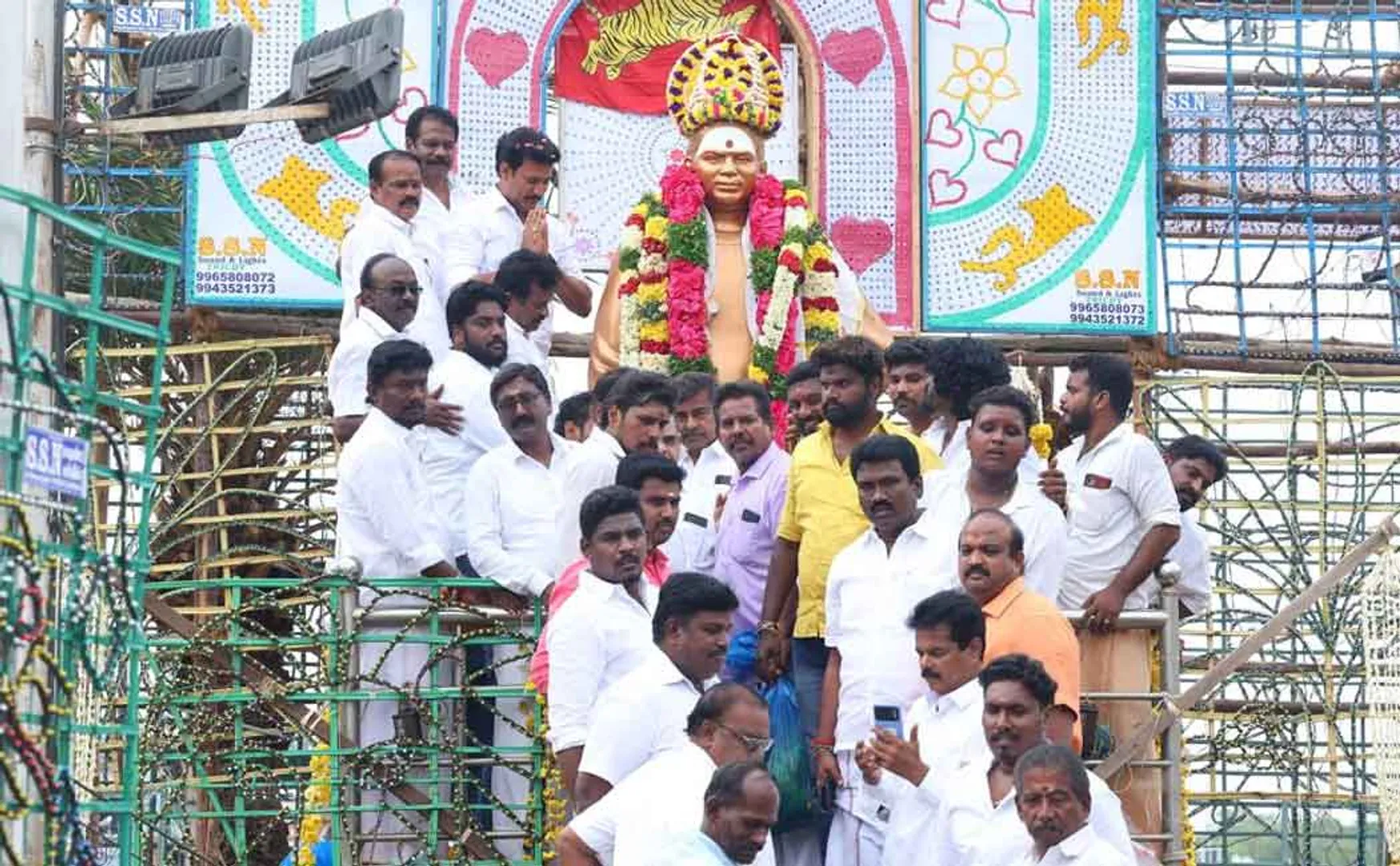 Anbil Mahesh respects the statue of Muthuramalinga Thevar