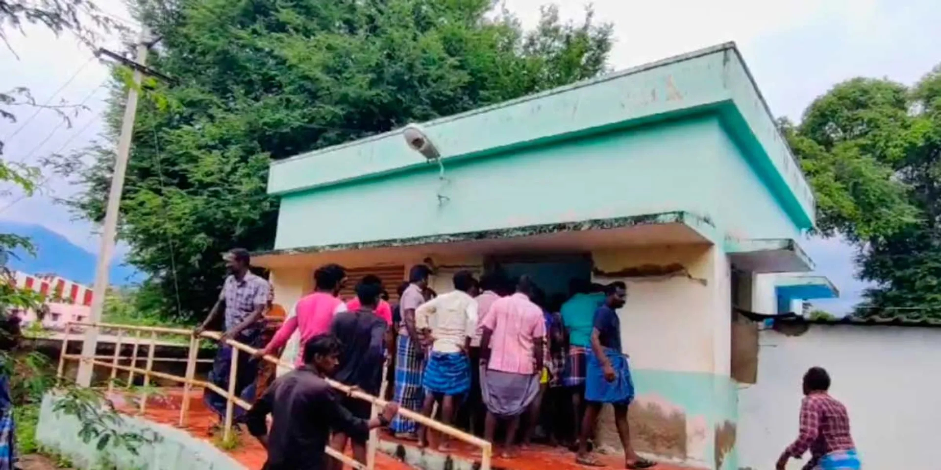 a mini bus accident; Two school students lose their live