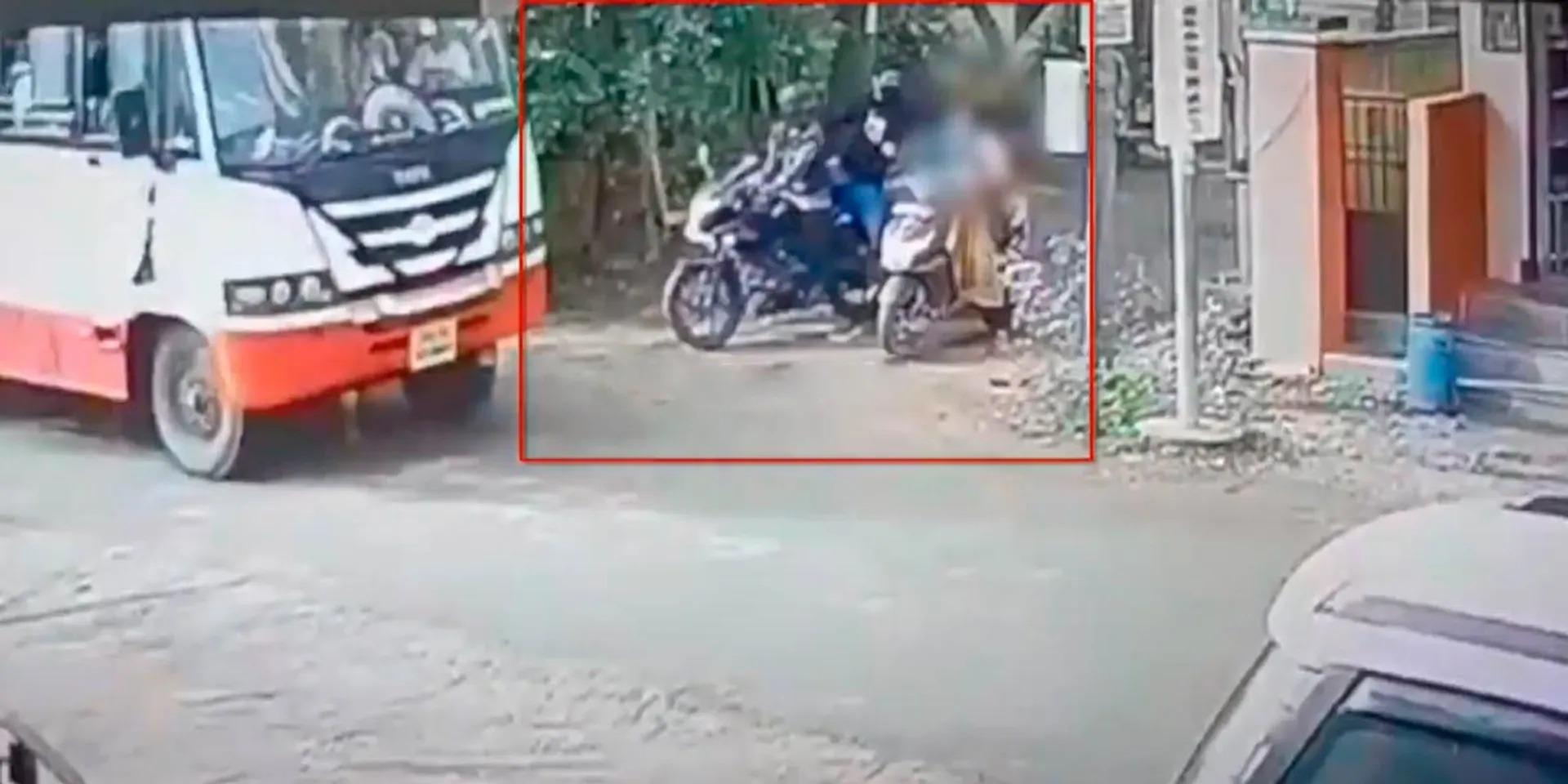 attempt to snatch the chain in broad daylight; The youths left the bike and ran because of the shouting