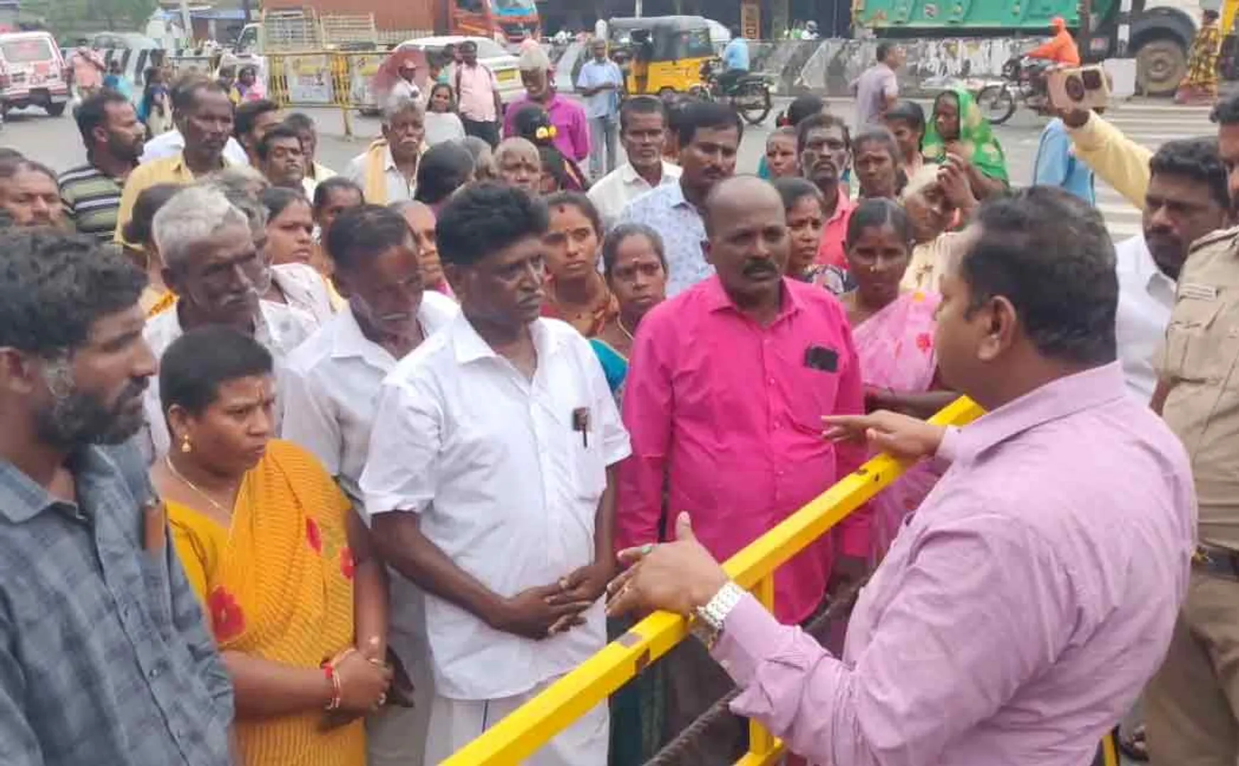 100 of people gathered on thiruvallur collector office 