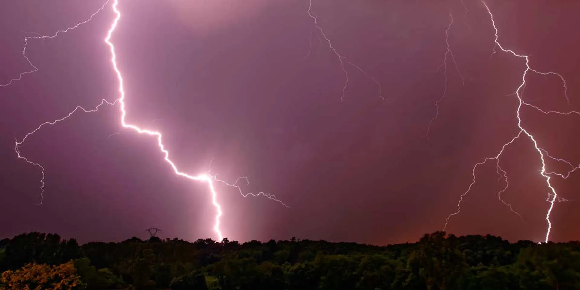  The thunder fell on the funeral procession; The person who carried the body is a casualty
