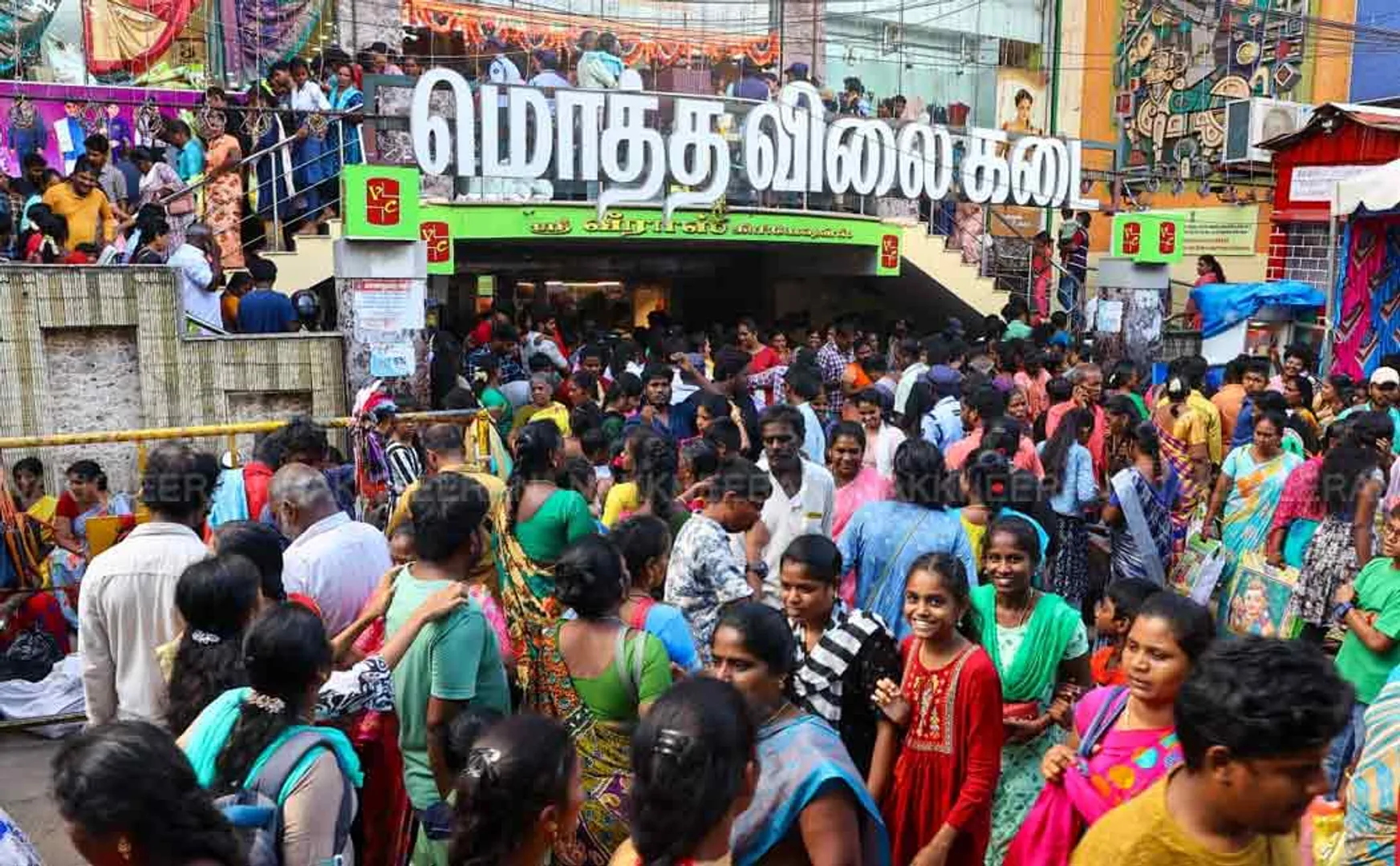 Crowd gathers to buy new clothes for Diwali Photos
