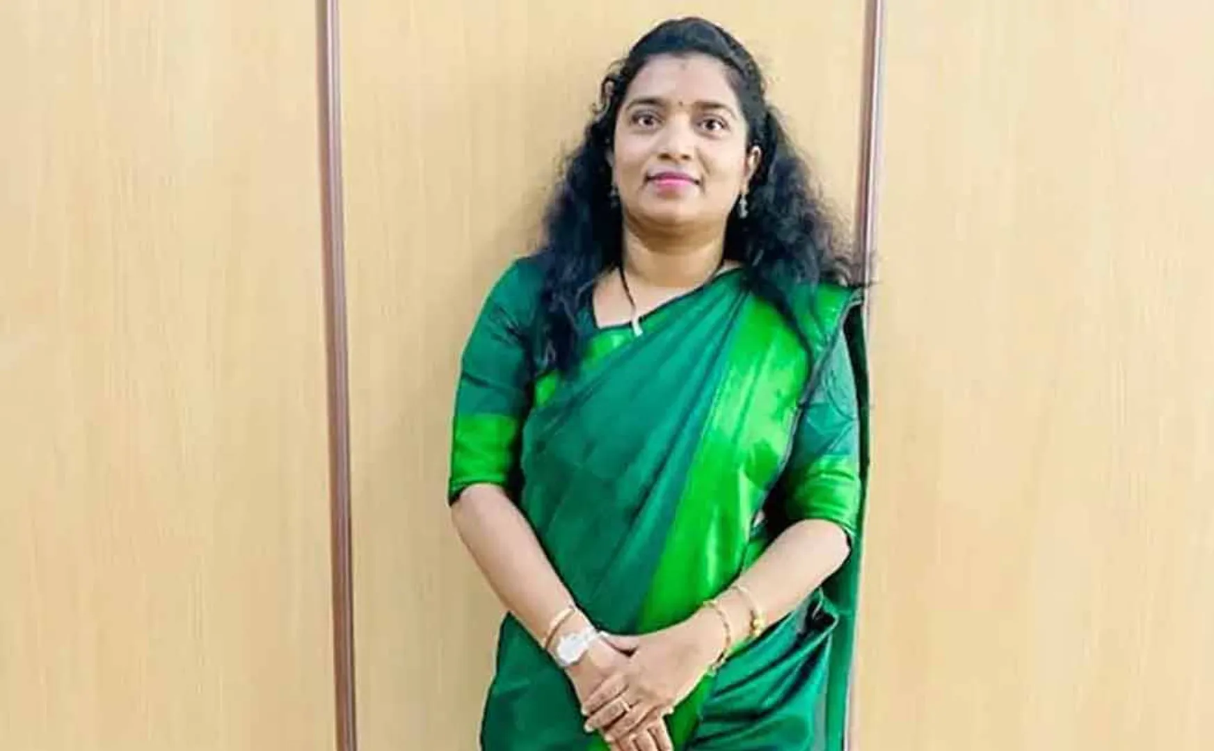 A woman officer lost her life who was alone at home in bangalore