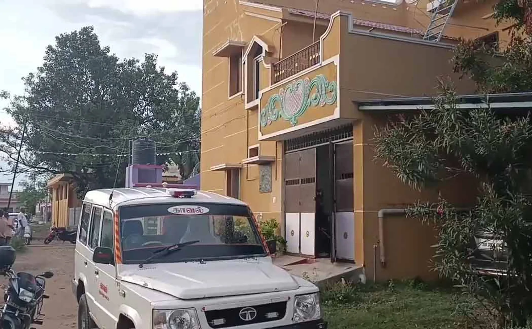 broke the lock  house and stole 40 pieces of jewelry and 9 lakhs  