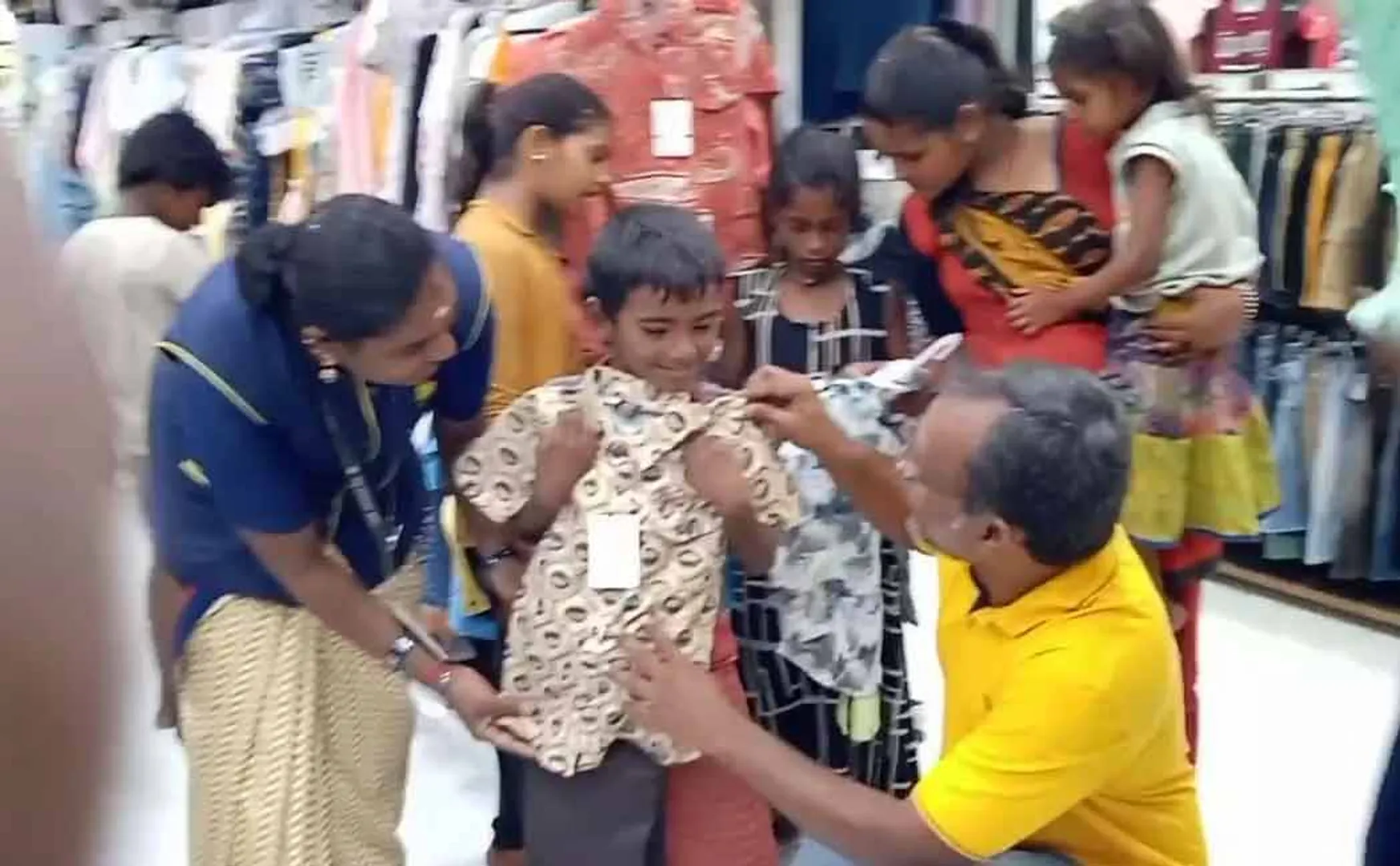  social activist who bought new clothes for poor childrens