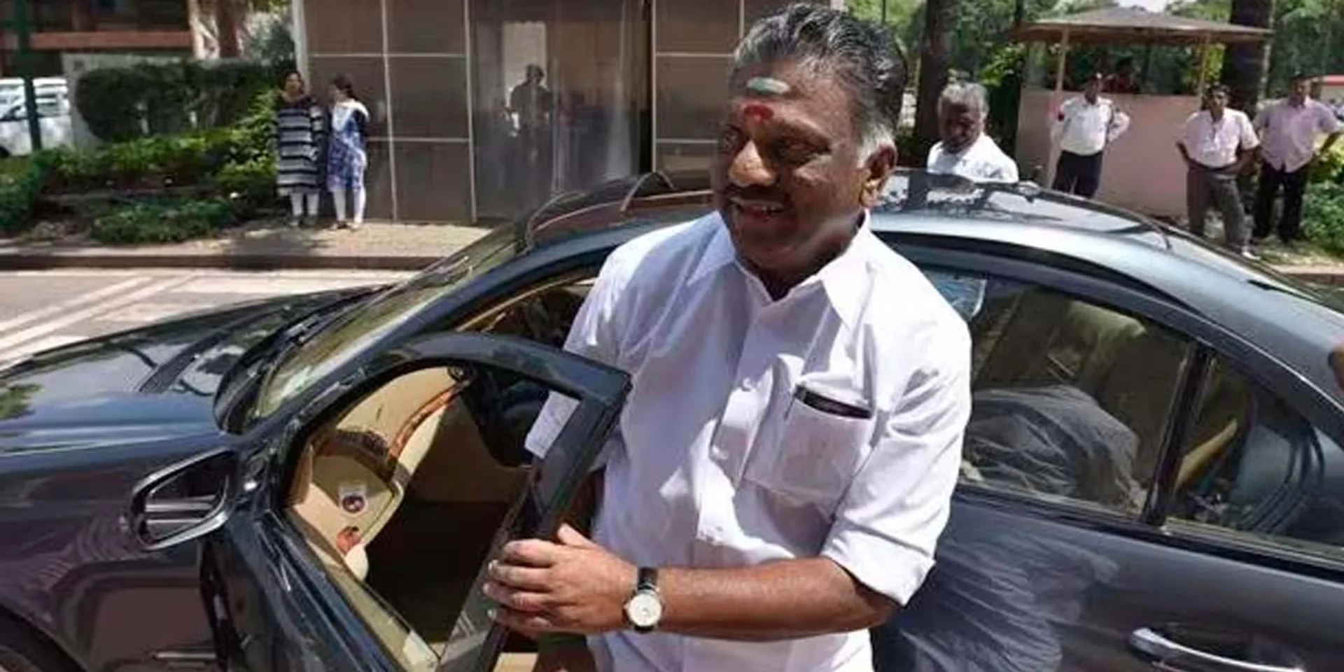 Removal of AIADMK flag from car; OPS Advisory