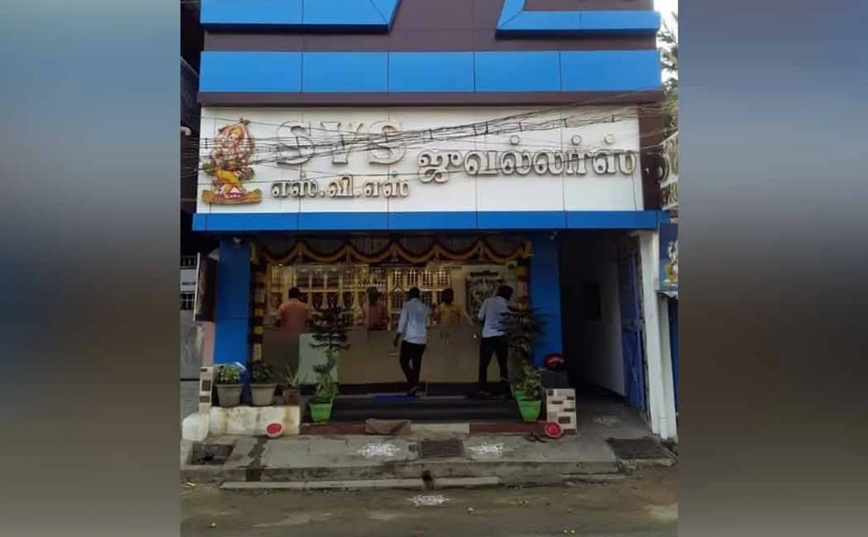 jewellery shop owner absconded with crores of rupees of jewelry and money 