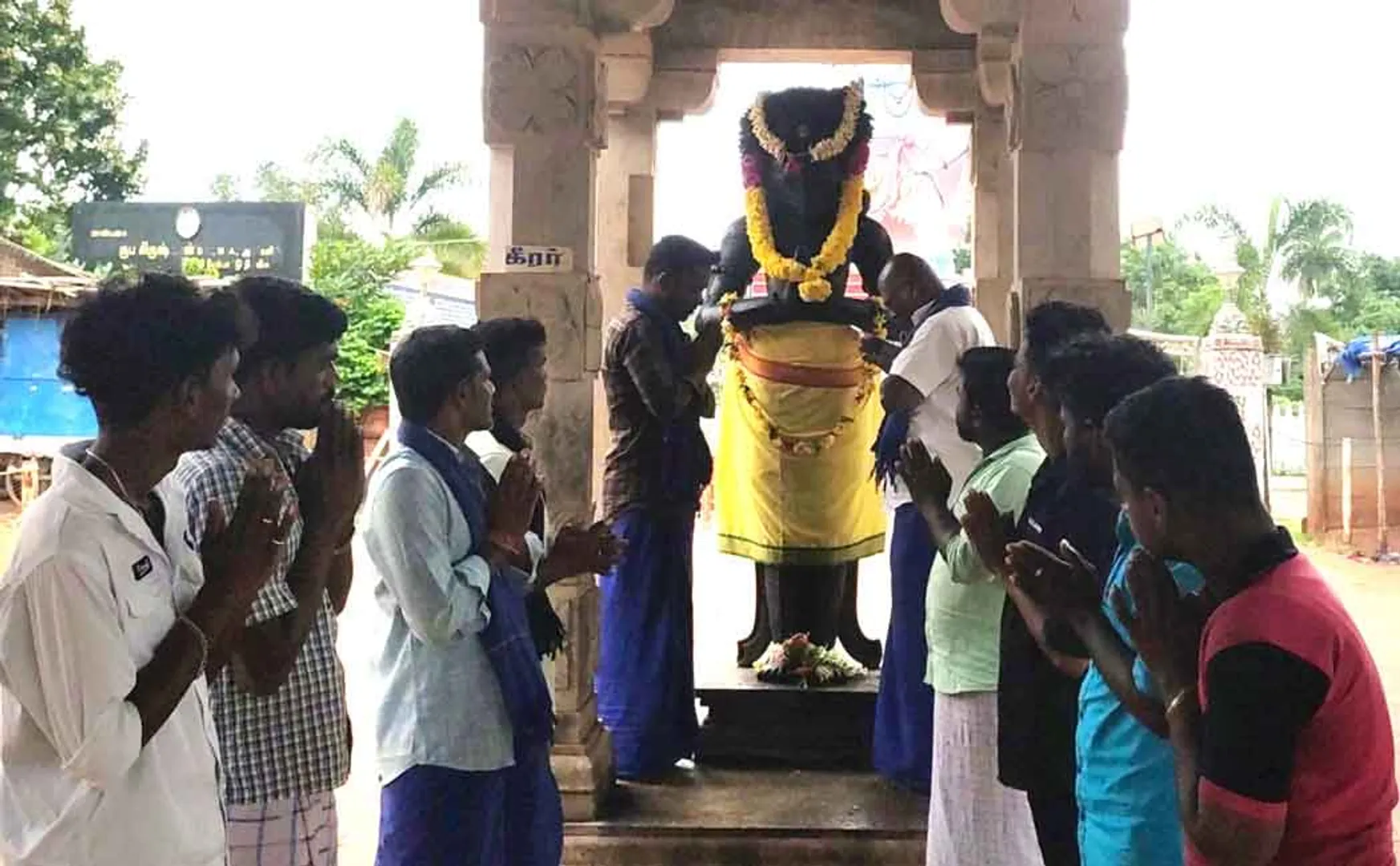 Fans pray for India to win  