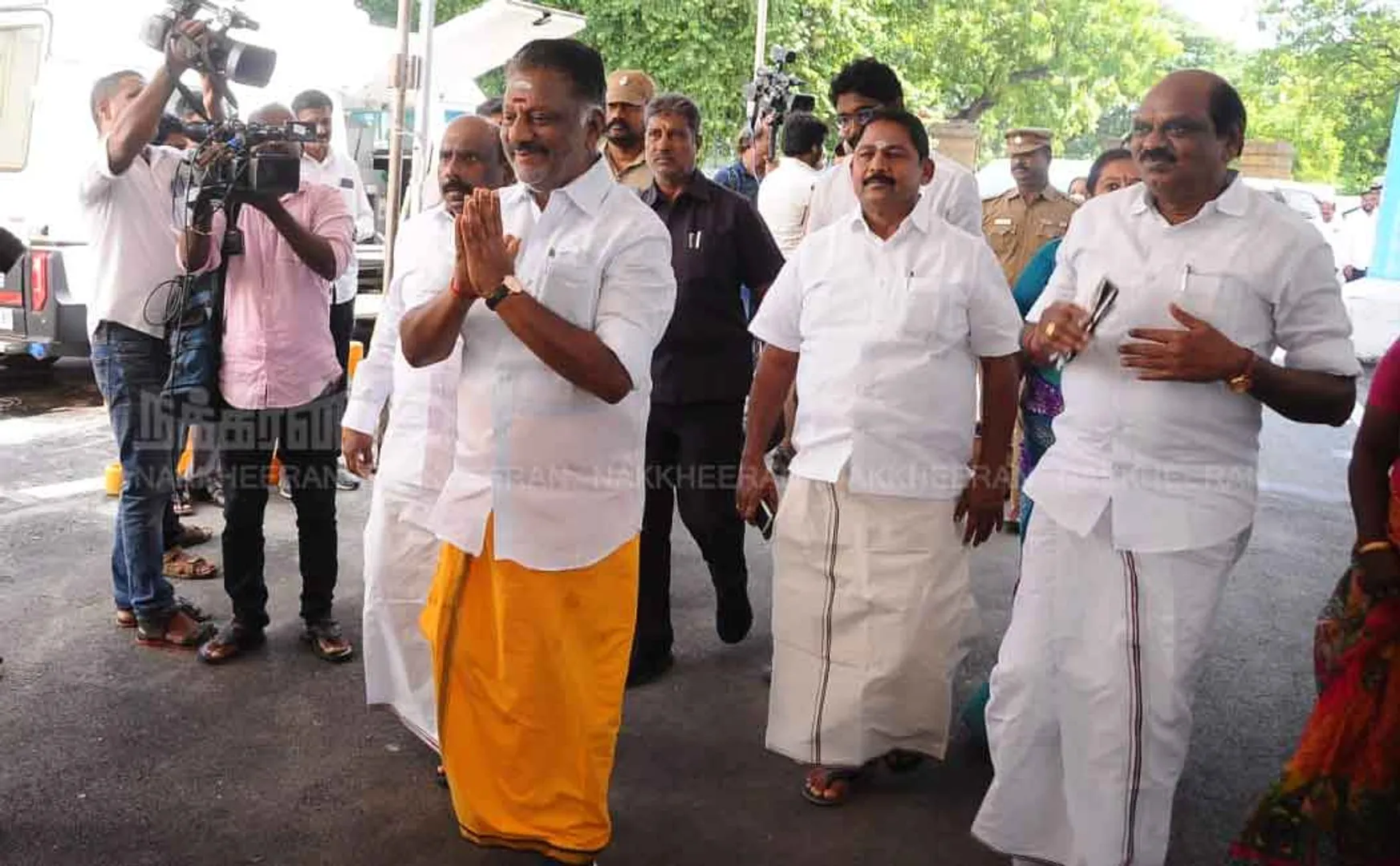 O.P.S. who came to Kavi Vetti! Supporters in shock!